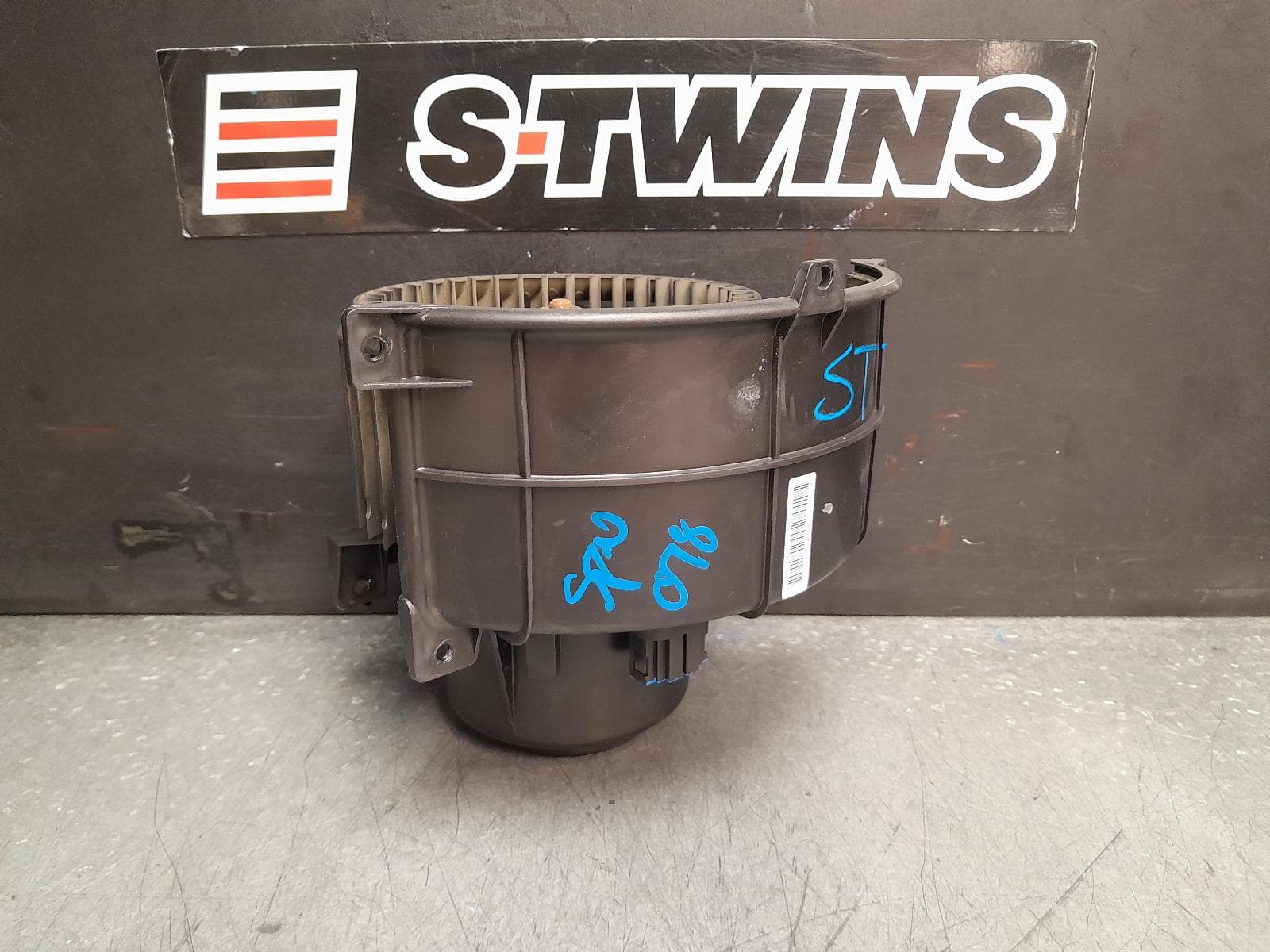 Used auto part listing image: 2018 VOLKSWAGEN AMAROK HEATER FAN MOTOR FRONT, 2H, 10/10-09/22 0000377655