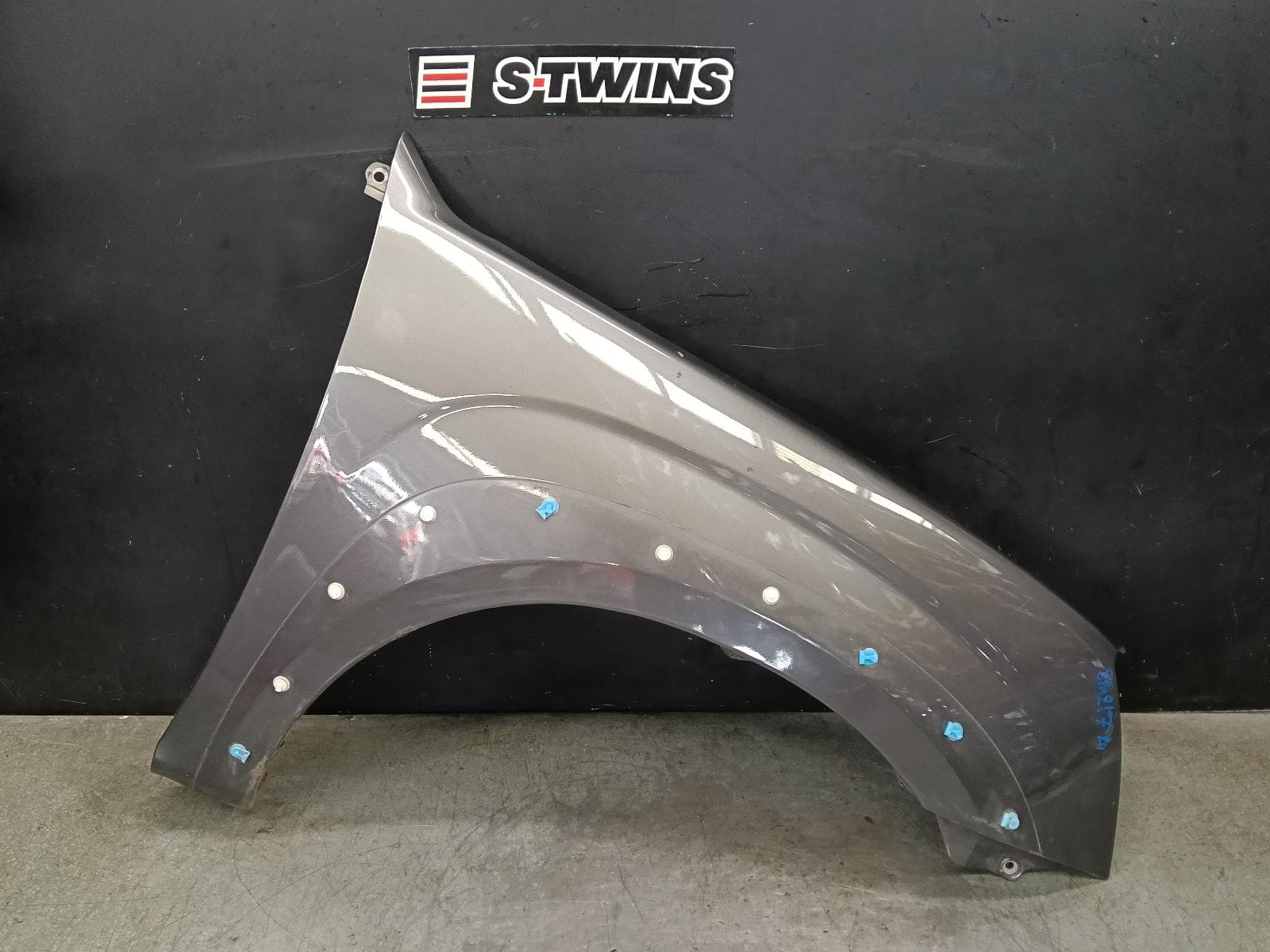 Used auto part listing image: 2011 ISUZU DMAX RIGHT GUARD W/ COLOUR CODED FLARE, NON REPEATER TYPE, RA, 10/08-05/12 0000407114