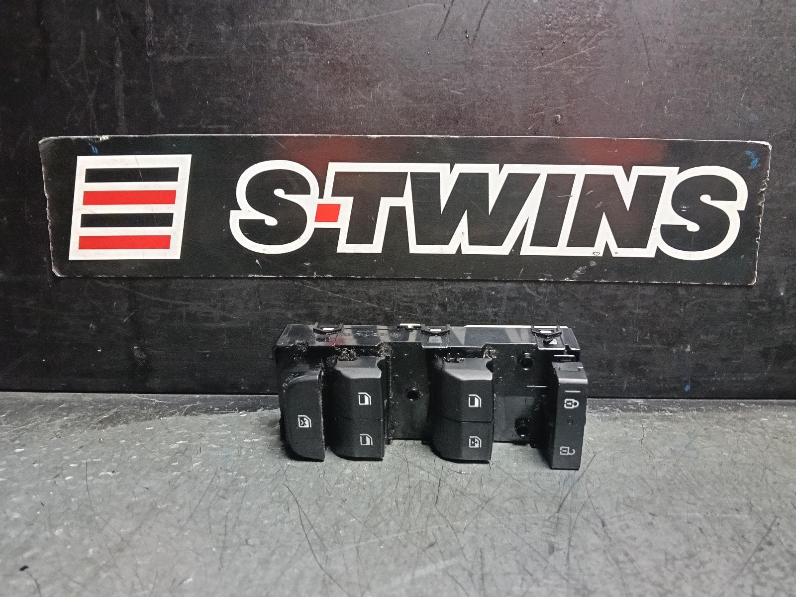 Used auto part listing image: 2019 KIA SELTOS PWR DR WIND SWITCH RH FRONT (MASTER SWITCH), SP2, 07/19- 0000411735