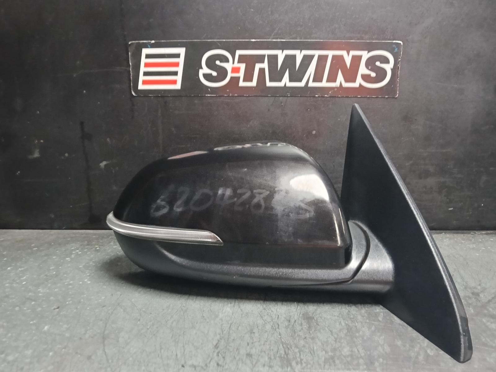 Used auto part listing image: 2019 KIA SELTOS RIGHT DOOR MIRROR SP2, W/ BLINDSPOT, HEATED, COLOUR CODED TYPE, 07/19- 0000411737