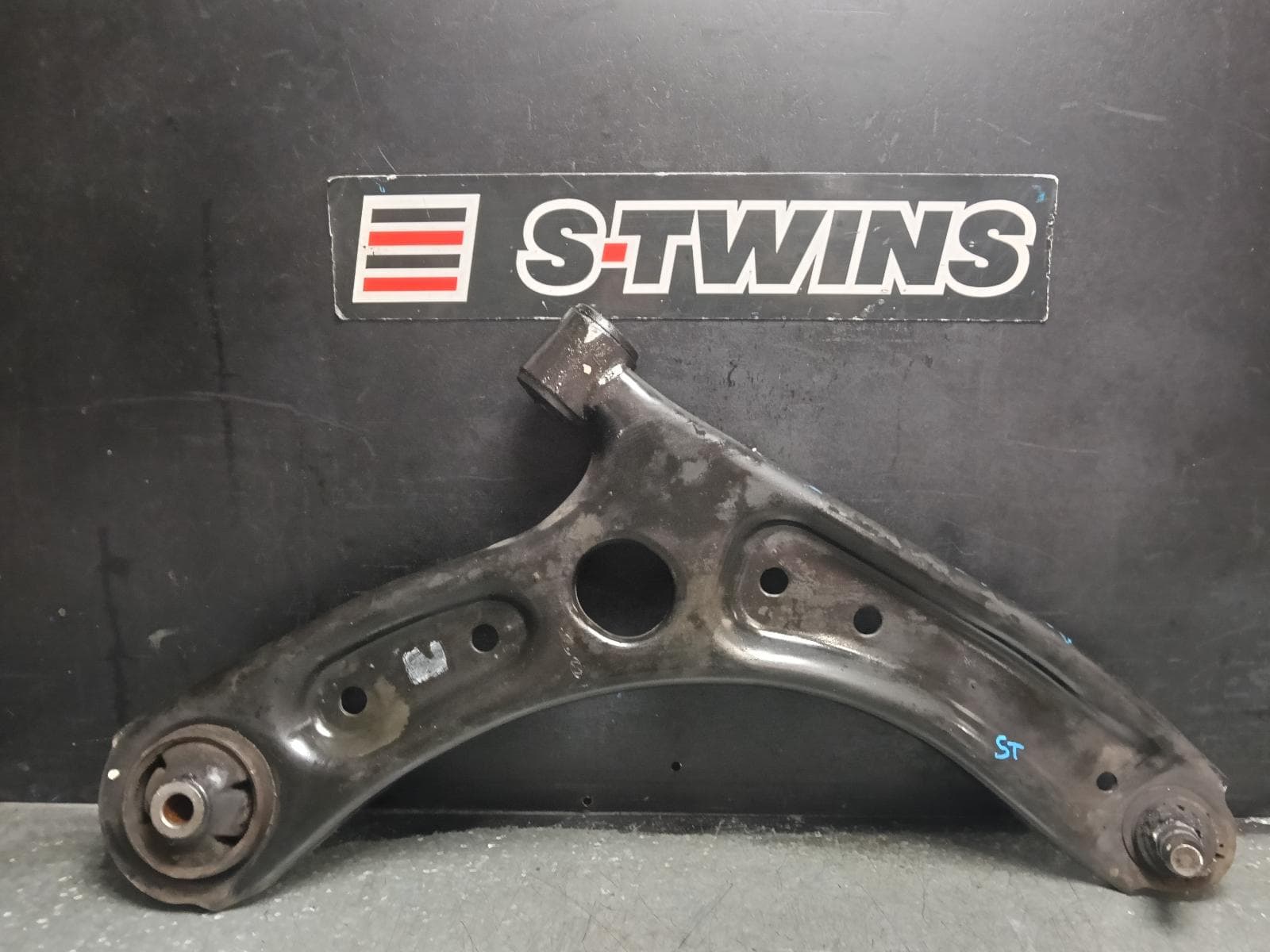 Used auto part listing image: 2019 KIA SELTOS RIGHT FRONT LOWER CONTROL ARM SP2, 07/19- 0000411738