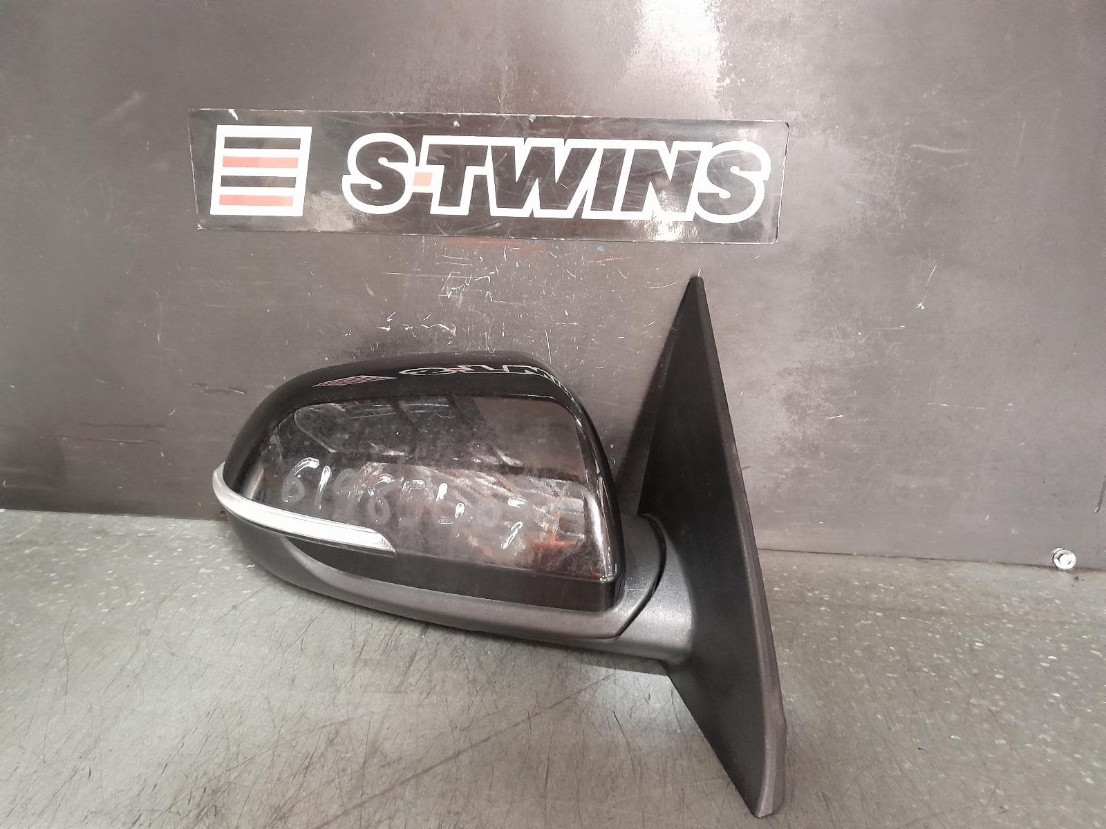 Used auto part listing image: 2021 KIA SELTOS RIGHT DOOR MIRROR SP2, W/ BLINDSPOT, HEATED, GLOSS BLACK TYPE, 07/19- 0000364983