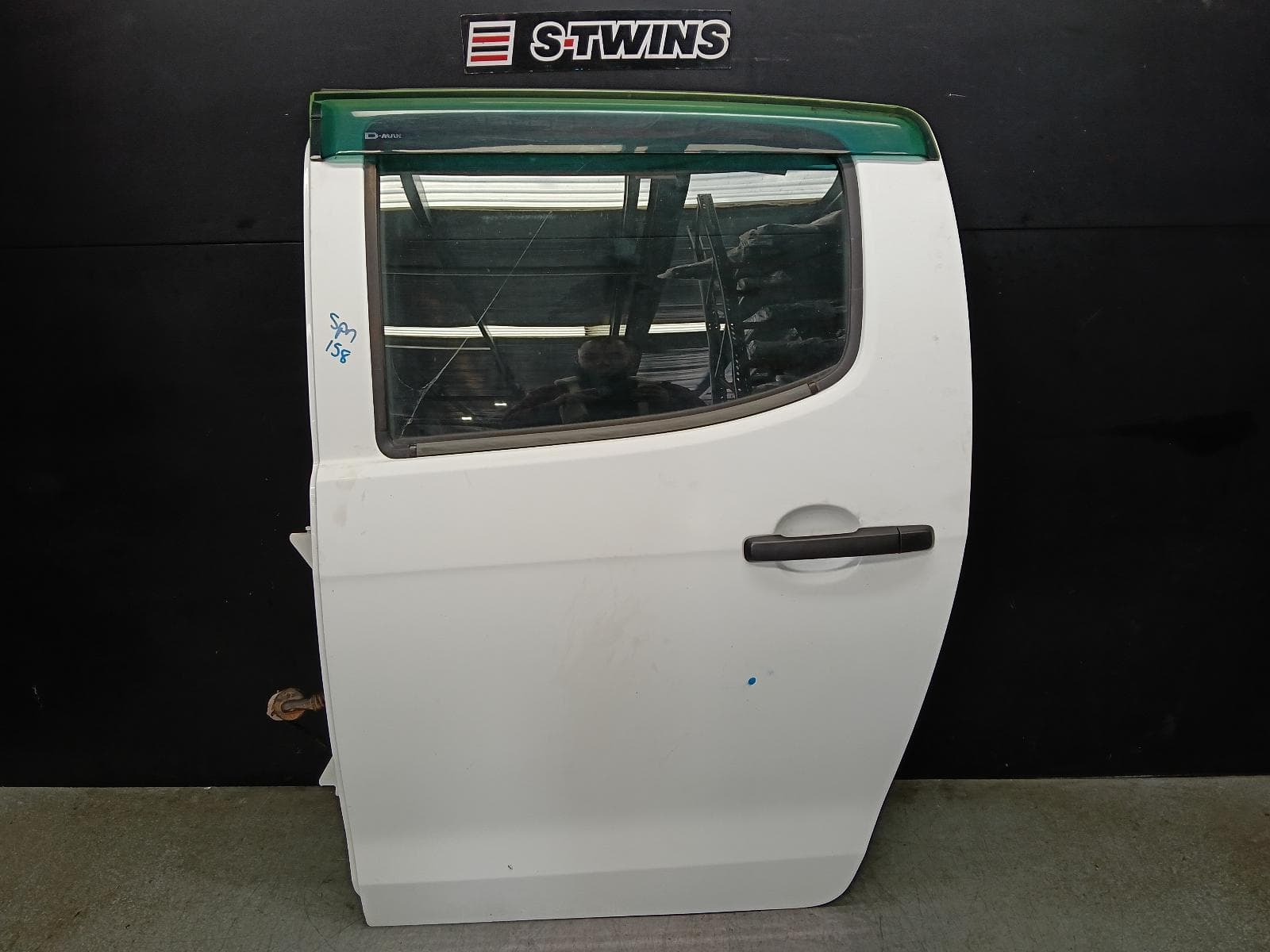 Used auto part listing image: 2015 ISUZU DMAX LEFT REAR DOOR SLIDING RC, DUAL CAB, 05/12-06/20 0000408855