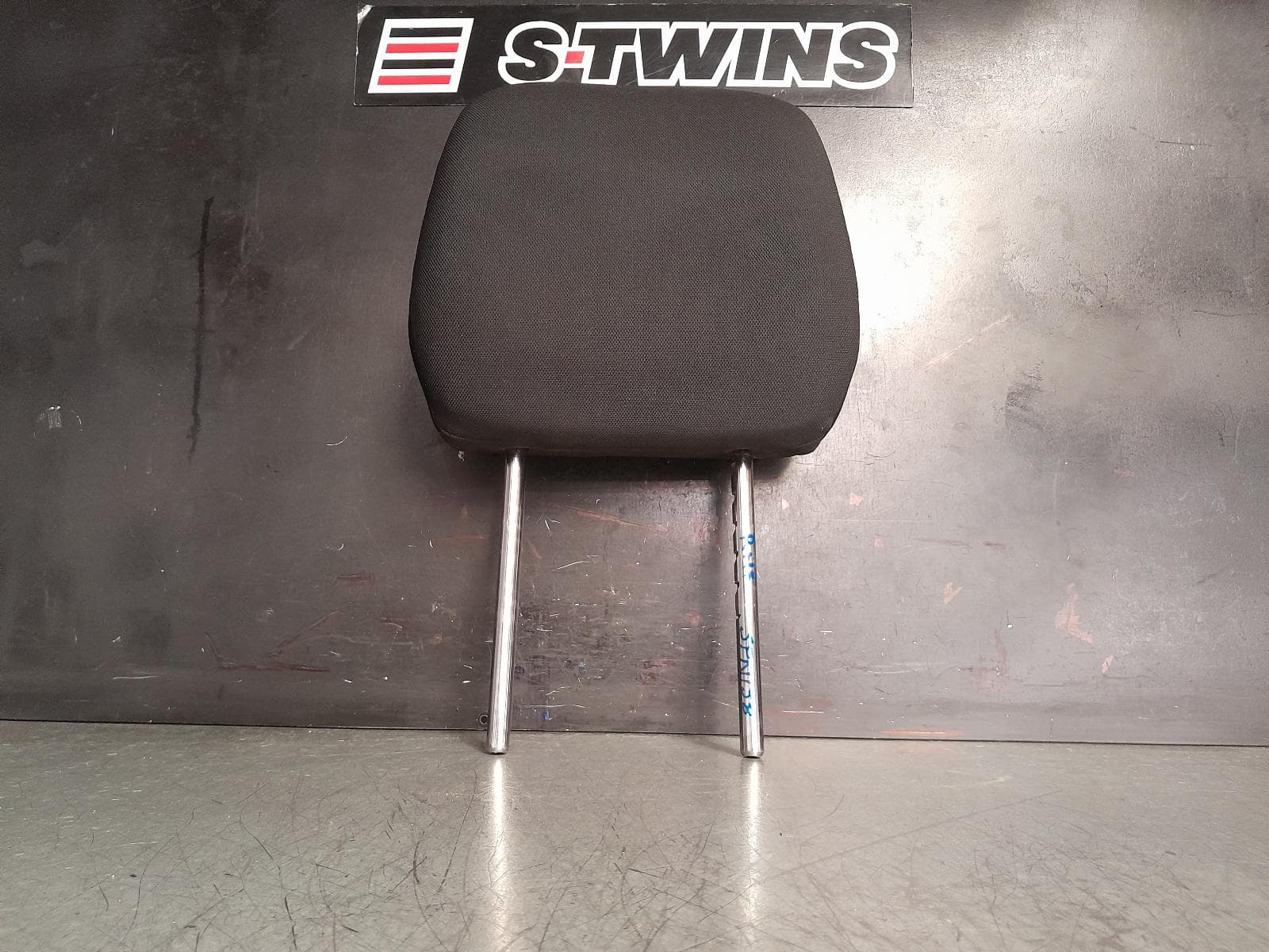 Used auto part listing image: 2015 ISUZU DMAX HEADREST RH FRONT, RC, CLOTH, BLACK, 05/12-06/20 0000370967