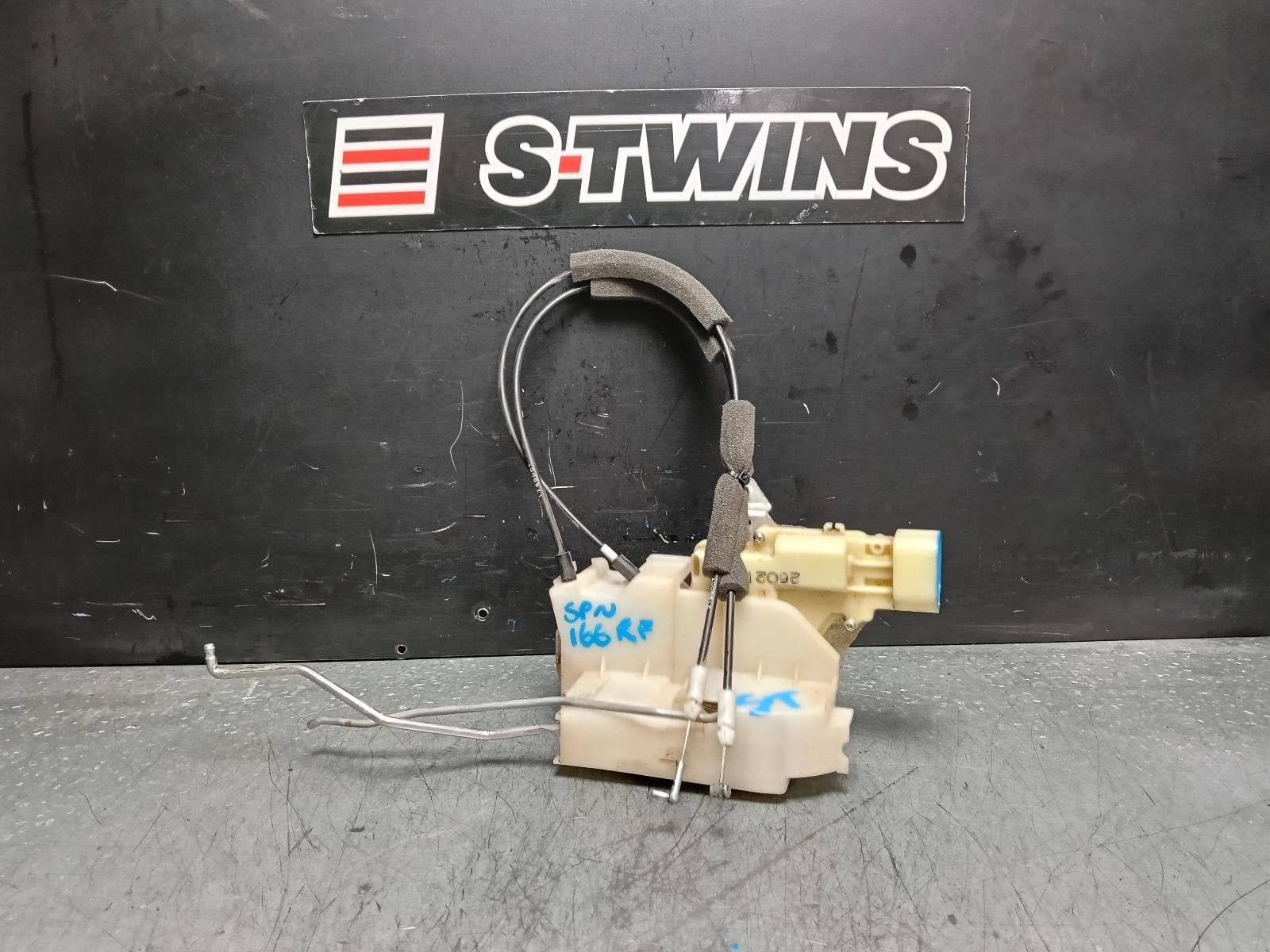Used auto part listing image: 2016 ISUZU DMAX DOOR BOOT GATE LOCK RIGHT FRONT DOOR LOCK, RC, SINGLE/EXTRA/DUAL CAB, W/ REMOTE CONTROL, NON PASSIVE ENTRY & START SYSTEM TYPE, 05/12-06/20 0000383069