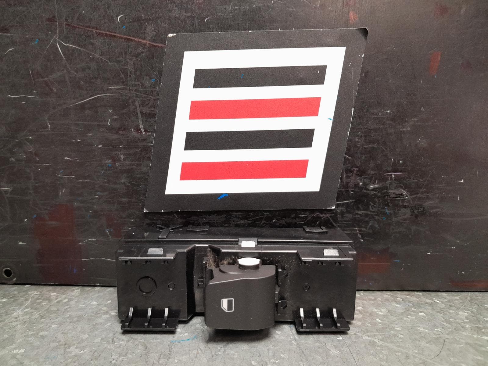 Used auto part listing image: 2020 HYUNDAI I30 PWR DR WIND SWITCH LH REAR, PD, HATCH/FASTBACK/WAGON, NON AUTO DOWN TYPE, 03/17- 0000371250