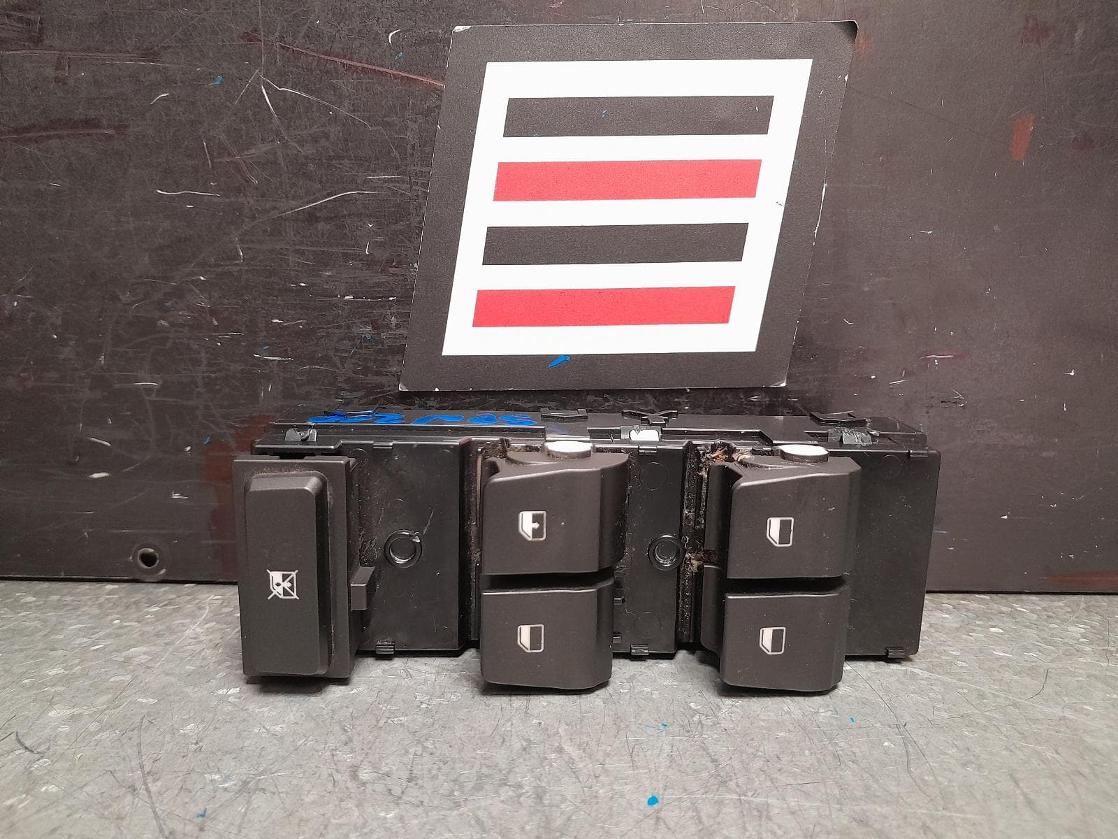 Used auto part listing image: 2020 HYUNDAI I30 PWR DR WIND SWITCH RH FRONT (MASTER SWITCH), PD, HATCH/FASTBACK/WAGON, W/ AUTO DOWN TYPE (DRIVER SIDE ONLY), 03/17- 0000371239