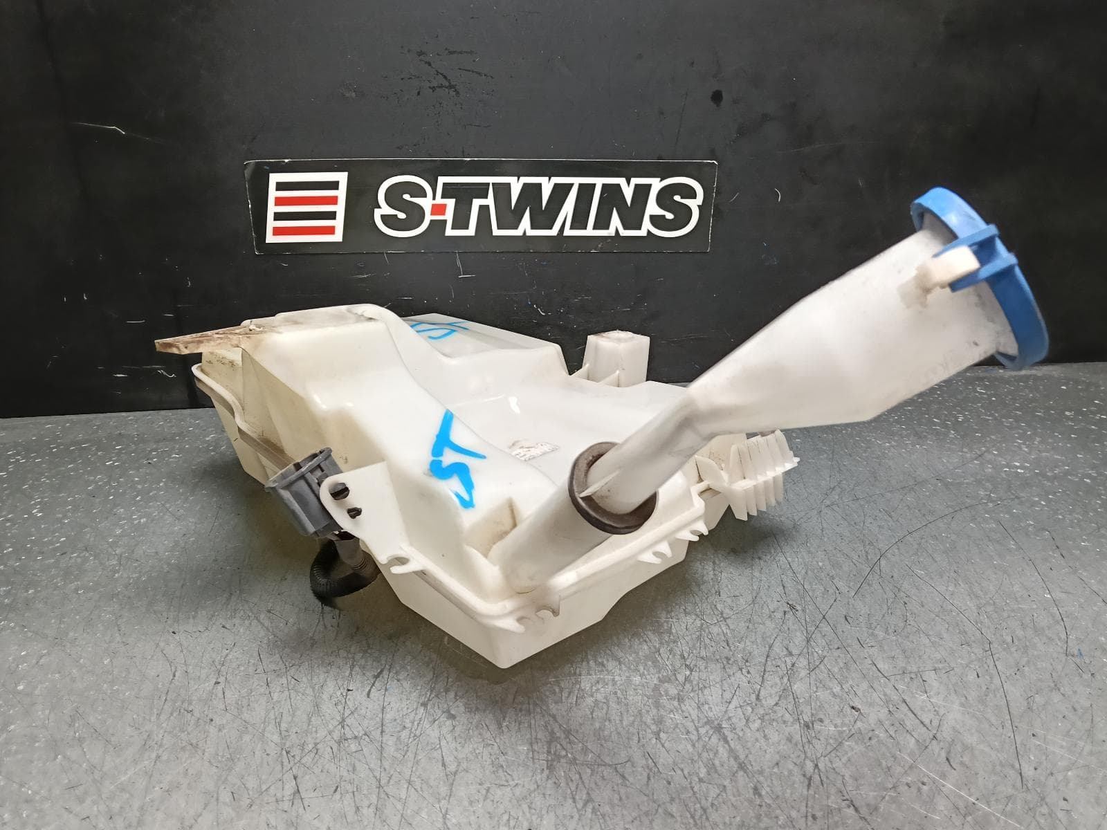 Used auto part listing image: 2013 FORD FOCUS WASHER BOTTLE LW, 08/11-08/15 0000382921