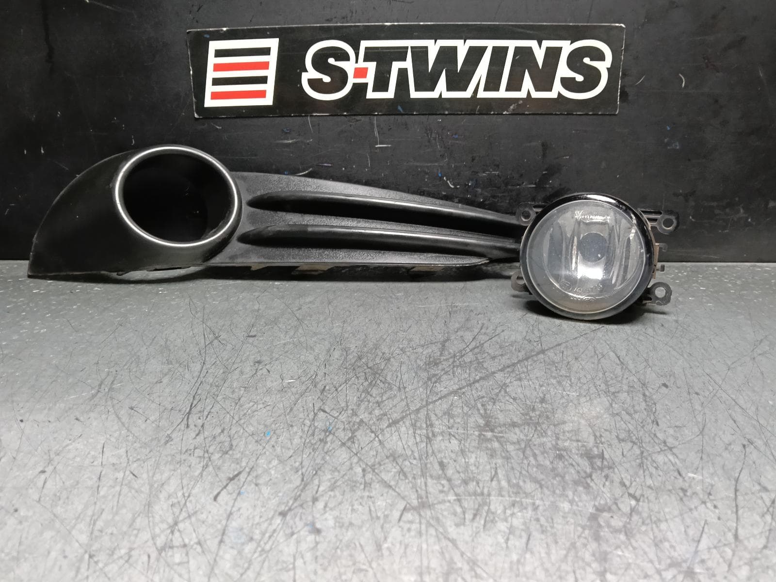 Used auto part listing image: 2013 FORD FOCUS RIGHT INDICATOR FOG SIDE BUMPER FOGLAMP, LS-LW, XR5/ST, 02/06-09/14 0000382928