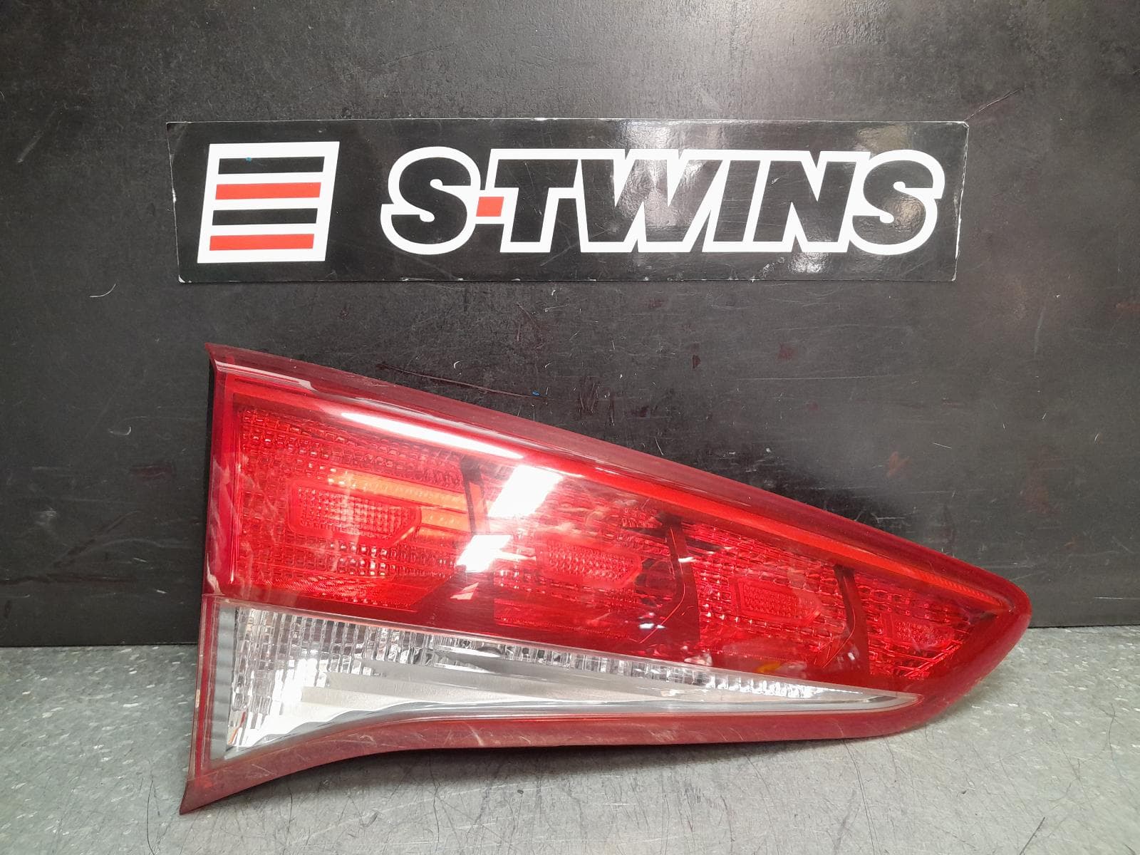 Used auto part listing image: 2017 HYUNDAI TUCSON REAR GARNISH TAILGATE LAMP (LH SIDE), TL, ACTIVE X/ELITE, KOREAN BUILT (VIN KMHJ), NON LED TYPE, 06/15-06/18 0000370709