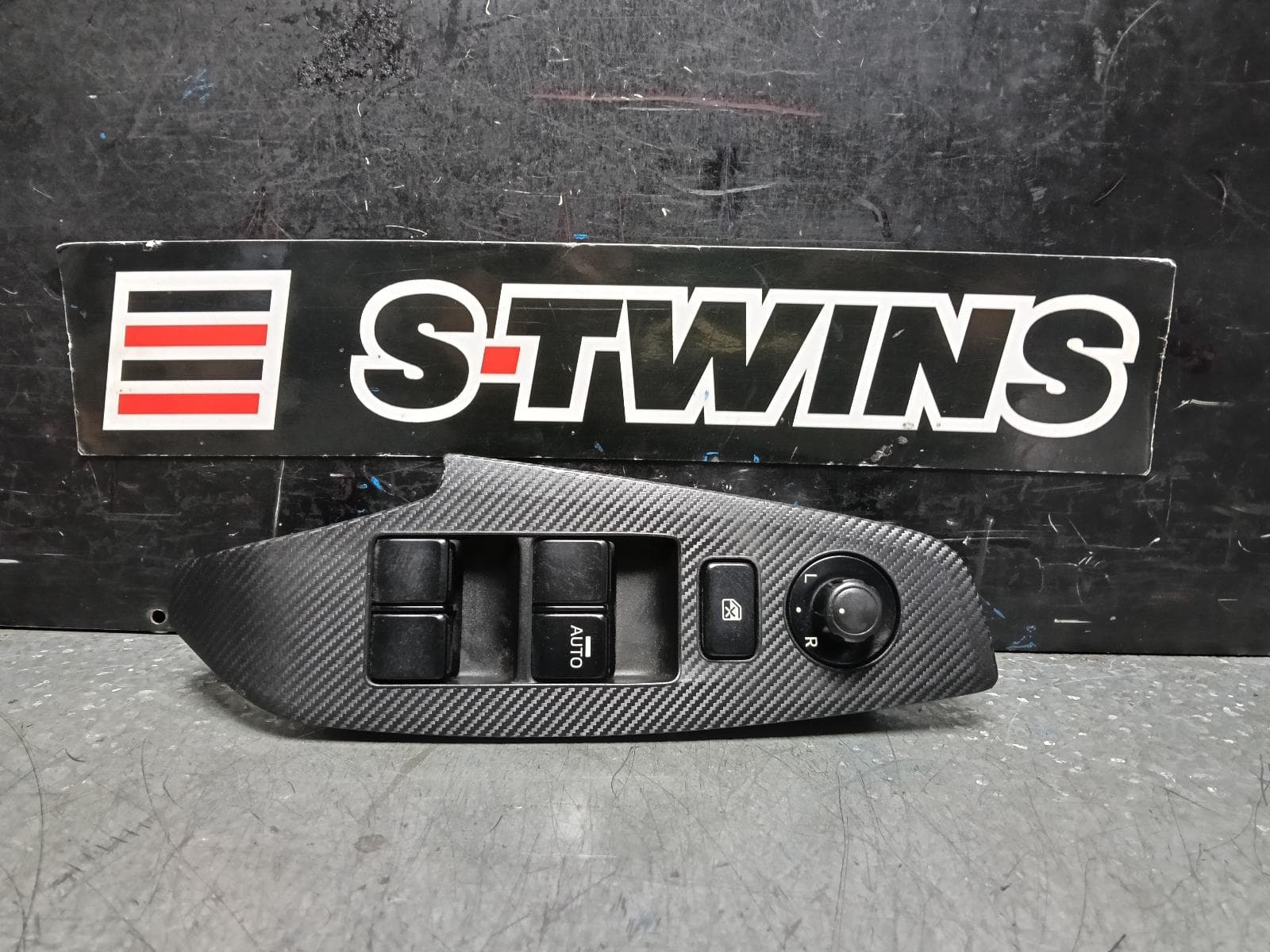 Used auto part listing image: 2016 MAZDA 3 PWR DR WIND SWITCH RH FRONT (MASTER SWITCH), W/ ELECT ADJ MIRROR & NON POWER FOLD MIRROR TYPE, BM-BN, 06/13-05/16 0000392809