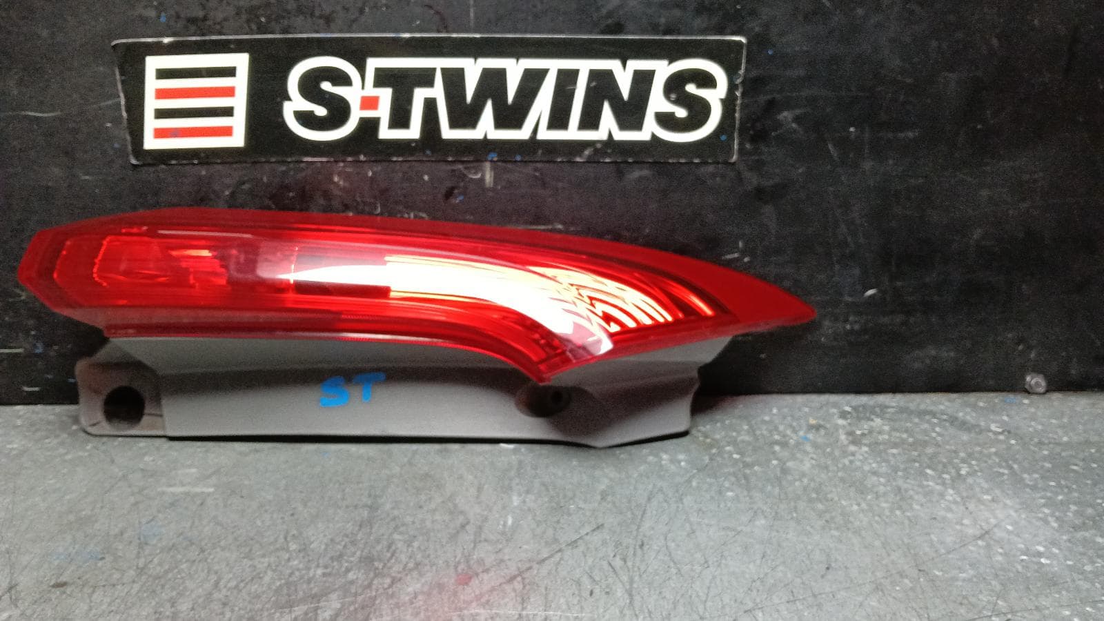 Used auto part listing image: 2016 HONDA CRV LEFT TAILLIGHT RM, UPPER, PETROL TYPE, 11/14-04/17 0000401471