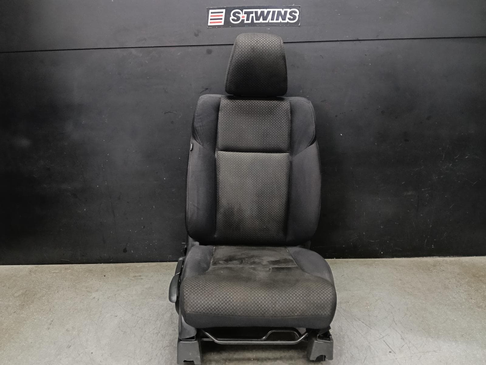 Used auto part listing image: 2016 HONDA CRV FRONT SEAT RH FRONT, RM, CLOTH, 11/12-04/17 0000401479