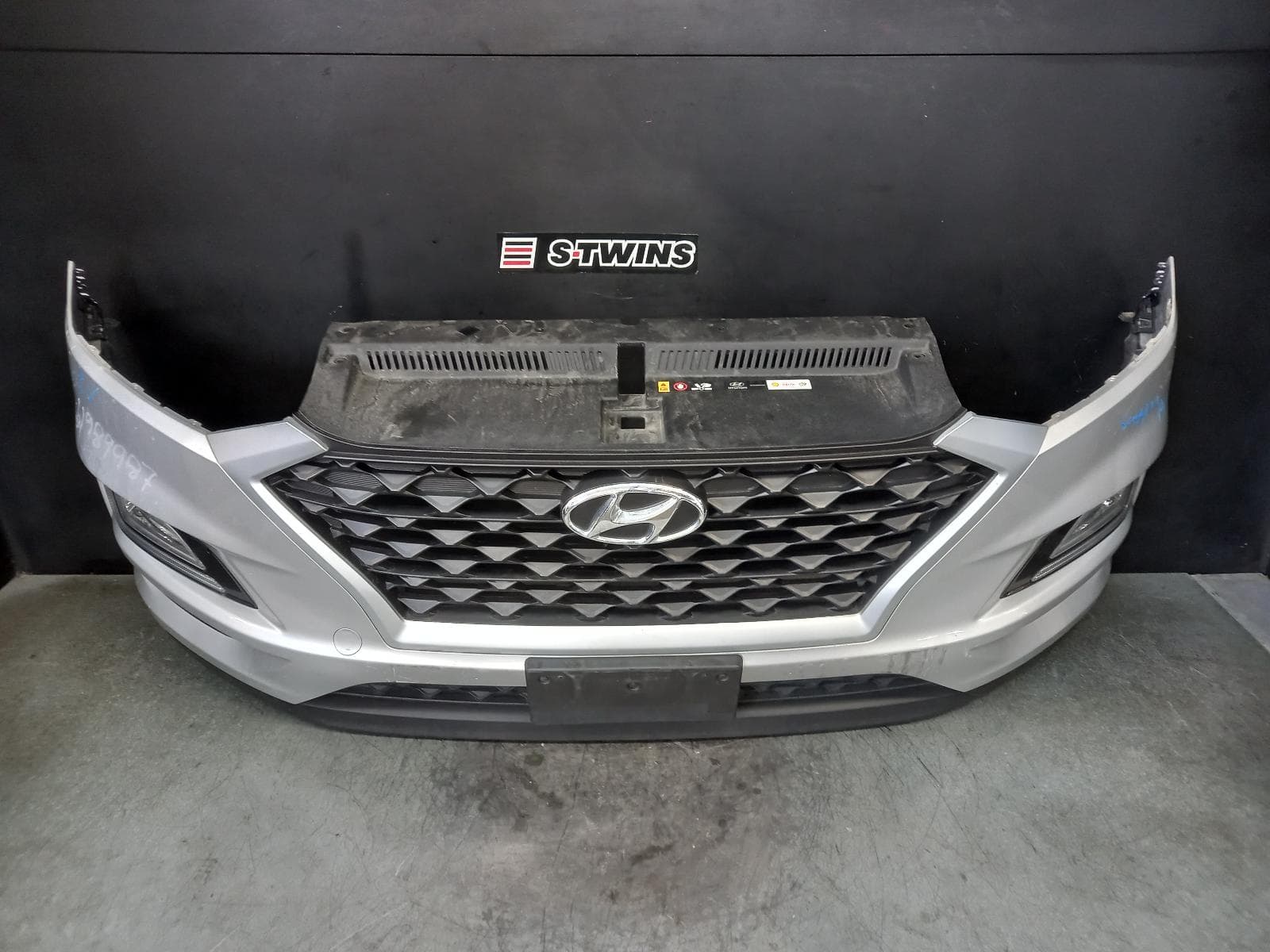 Used auto part listing image: 2020 HYUNDAI TUCSON FRONT BUMPER BUMPER BAR (2 PIECE), TL, ACTIVE X/ELITE, W/ RADAR, NON PARK ASSIST TYPE, 06/18-01/21 0000361324
