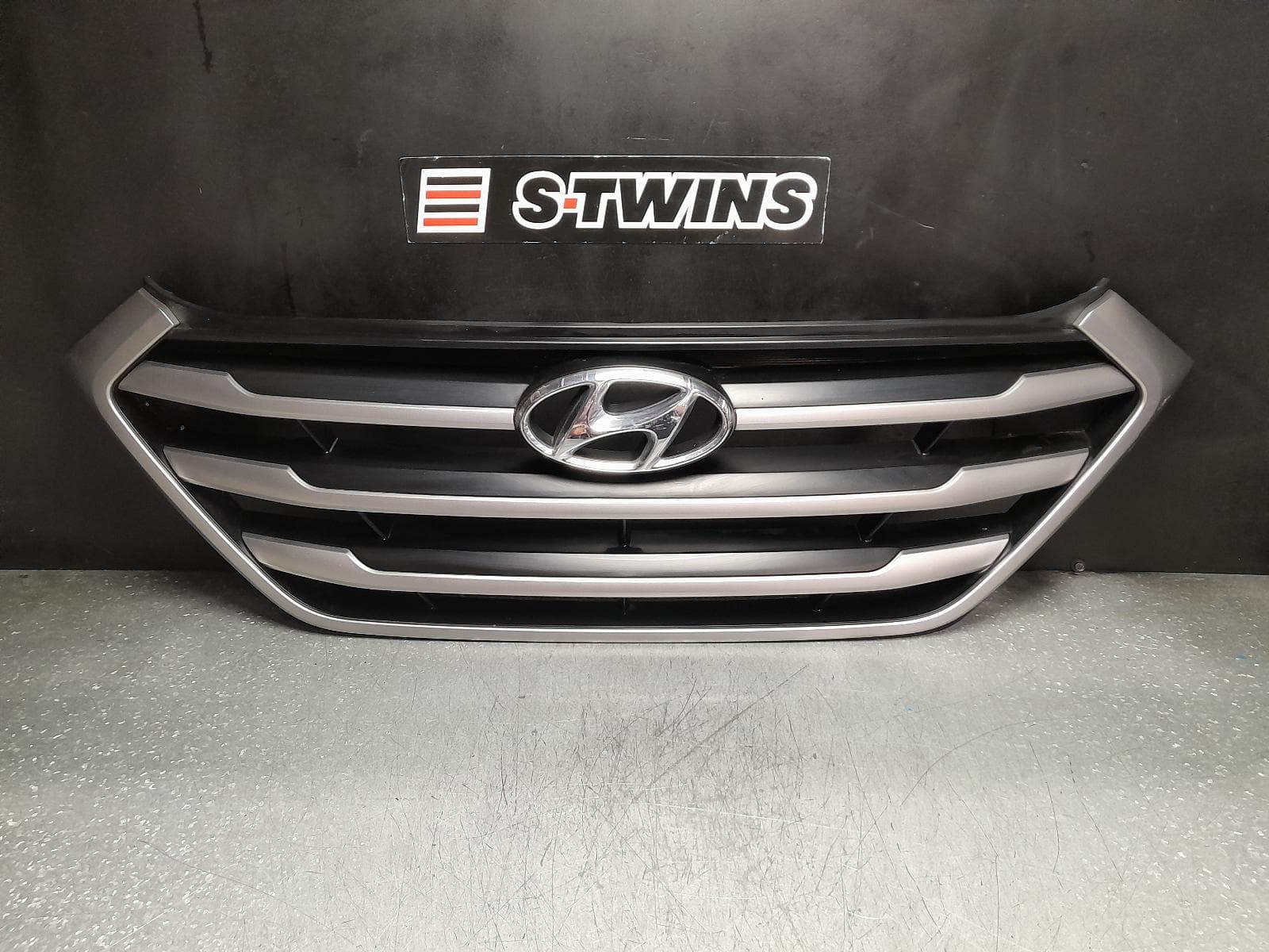Used auto part listing image: 2016 HYUNDAI TUCSON GRILLE RADIATOR GRILLE, TL, ACTIVE X, 06/15-06/18 0000378827