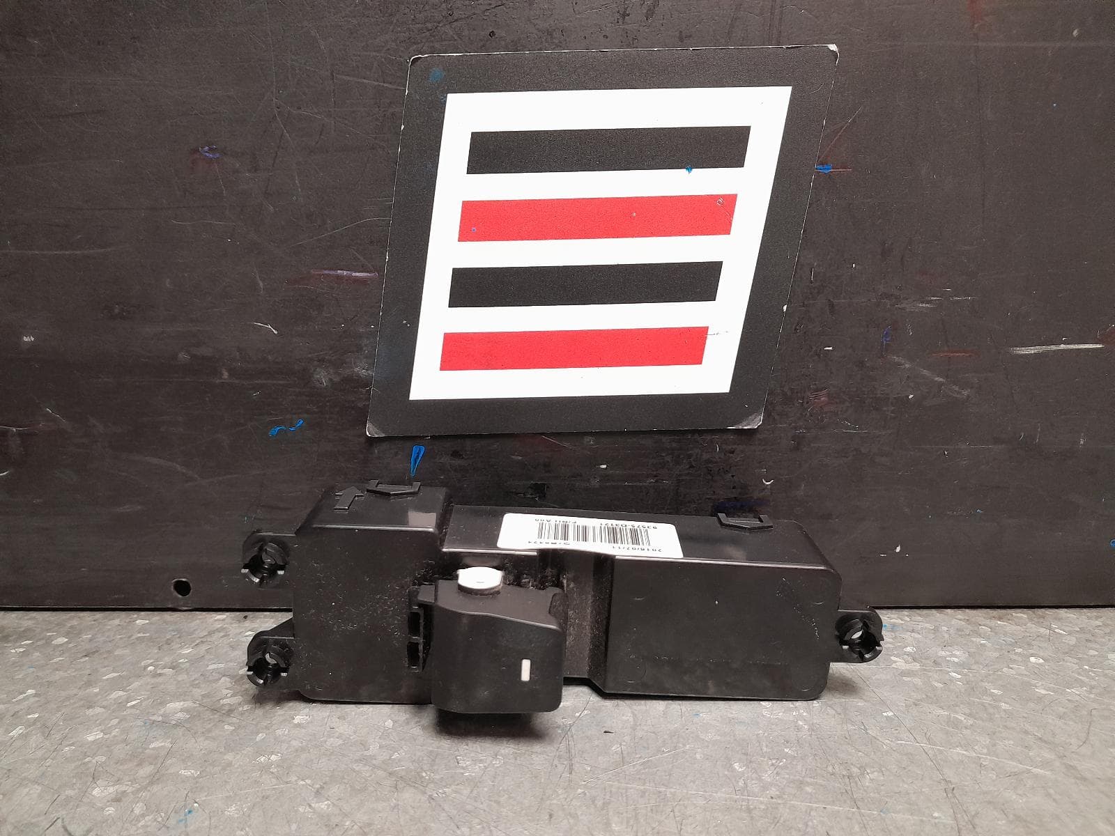 Used auto part listing image: 2016 HYUNDAI TUCSON PWR DR WIND SWITCH LH FRONT, TL, 06/15-01/21 0000378830