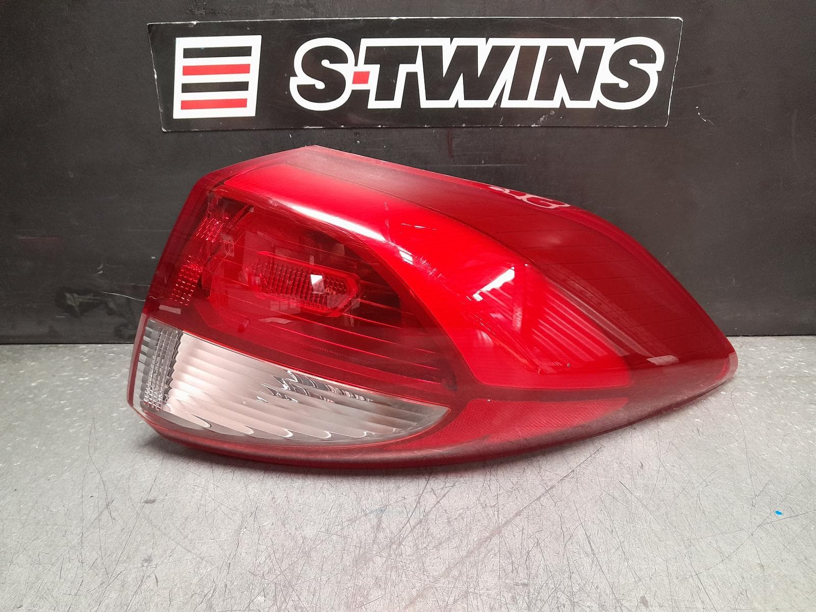 Used auto part listing image: 2016 HYUNDAI TUCSON RIGHT TAILLIGHT IN BODY, TL, KOREAN BUILT (VIN KMHJ), NON LED TYPE, 06/15-06/18 0000378845