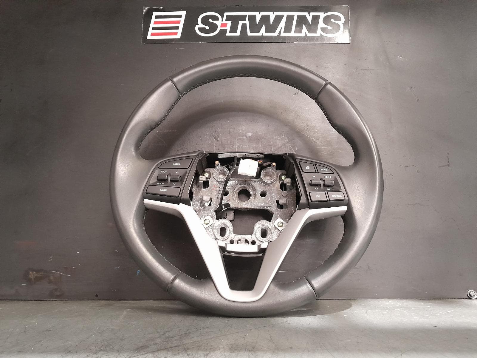 Used auto part listing image: 2016 HYUNDAI TUCSON STEERING WHEEL LEATHER, TL, W/CRUISE CONTROL, NON PHONE CONTROL TYPE, 06/15-08/18 0000378851