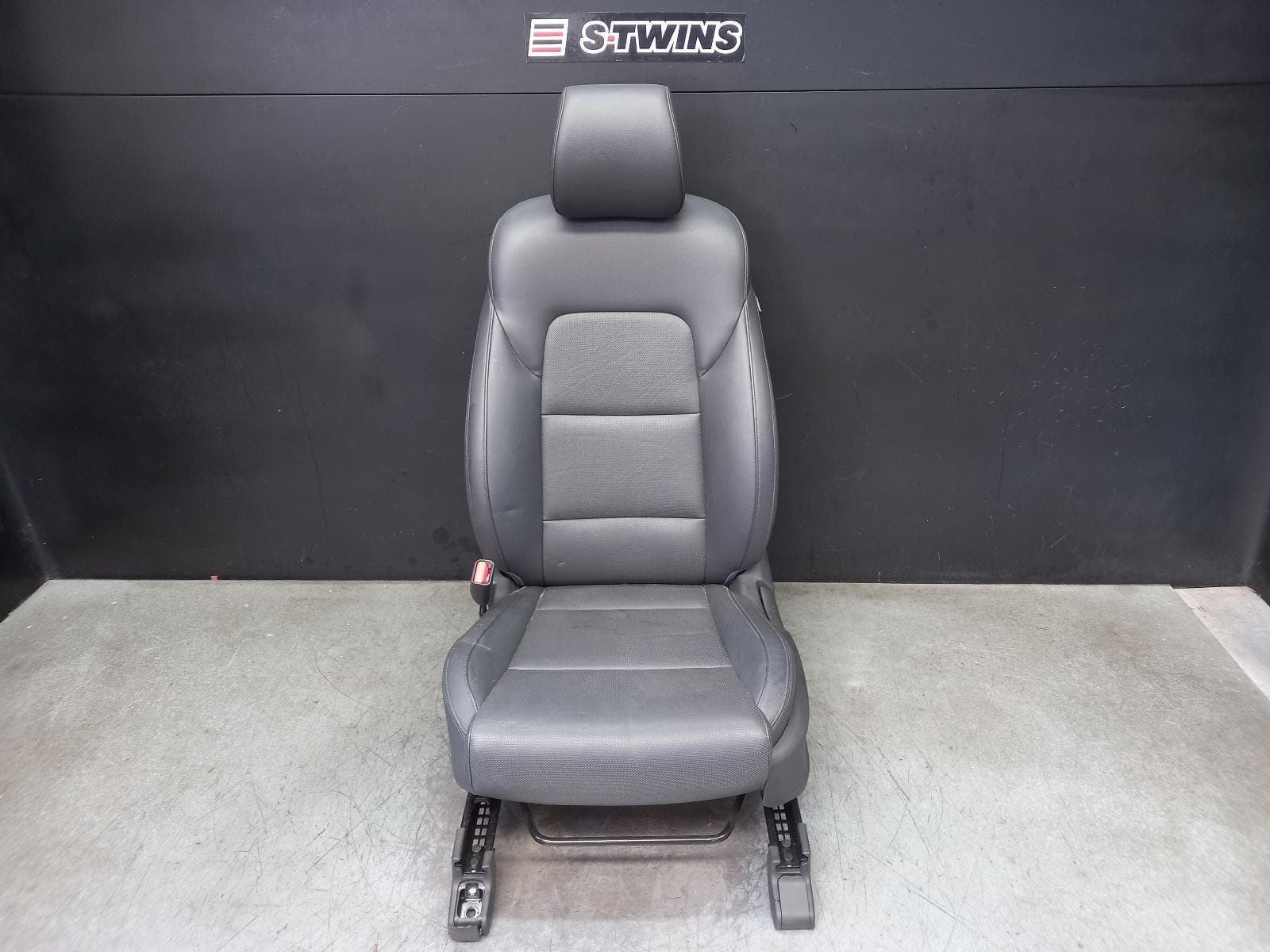 Used auto part listing image: 2016 HYUNDAI TUCSON FRONT SEAT LH FRONT, TL, LEATHER, BLACK, ACTIVE X/HIGHLANDER, 06/15-01/21 0000378854