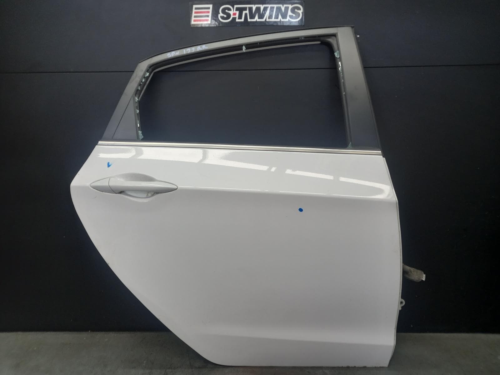 Used auto part listing image: 2015 HYUNDAI I30 RIGHT REAR DOOR SLIDING GD, 5DR HATCH, 03/12-04/17 0000379850