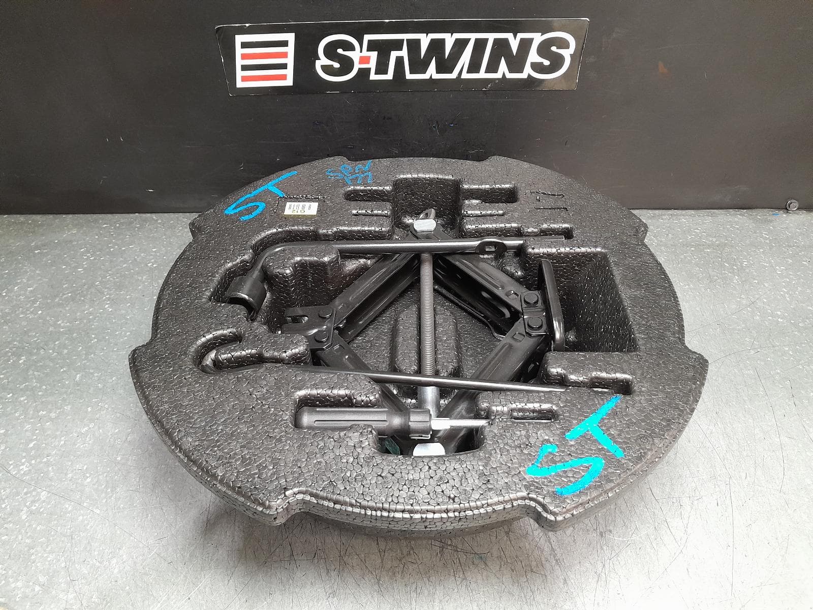 Used auto part listing image: 2015 HYUNDAI I30 JACK TOOL KIT GD, 03/12-04/17 0000379863