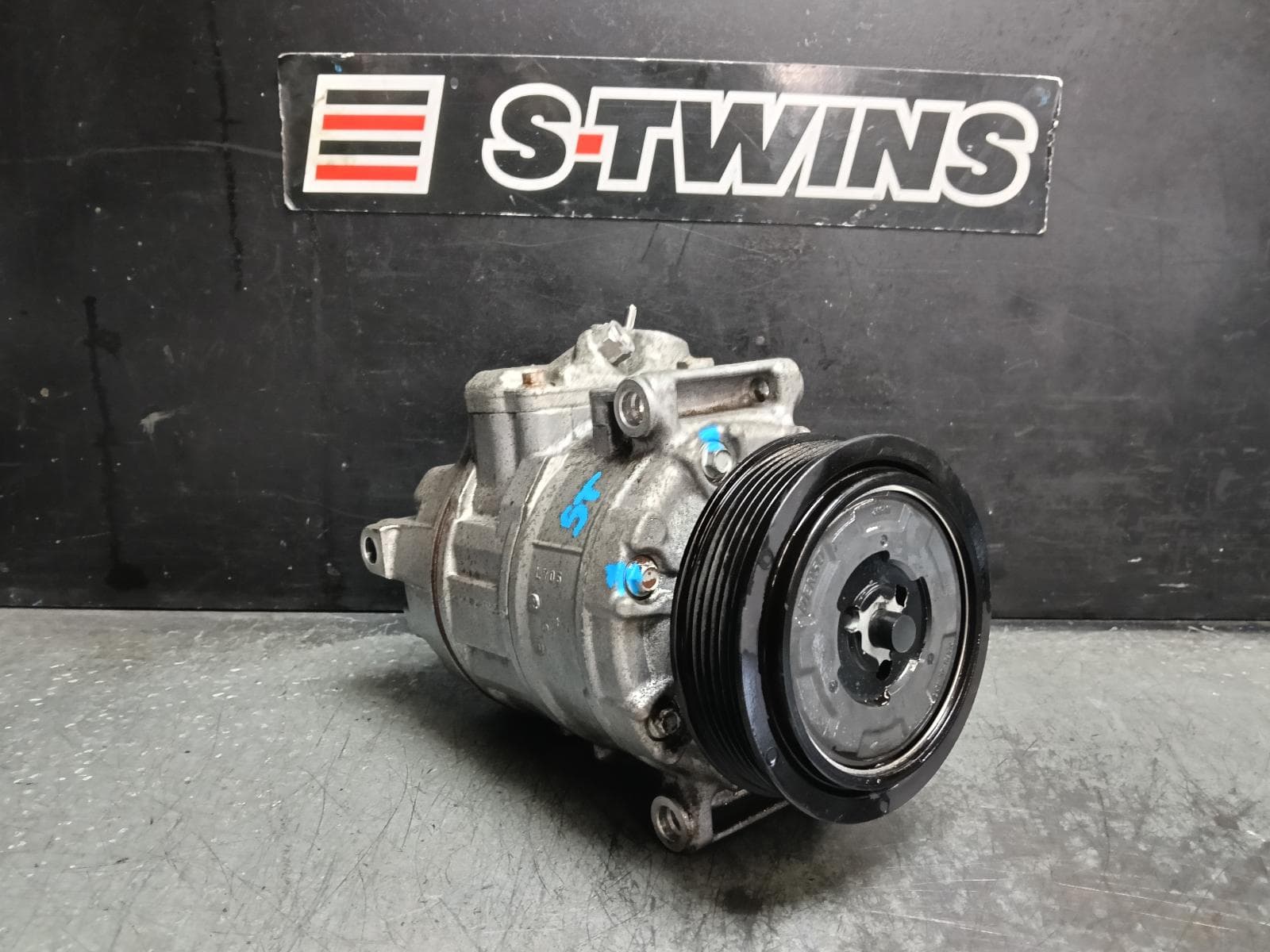 Used auto part listing image: 2011 VOLKSWAGEN JETTA A C COMPRESSOR 1KM-1B, PETROL, DENSO BRAND (7SEU17C), 02/06-12/17 0000413029
