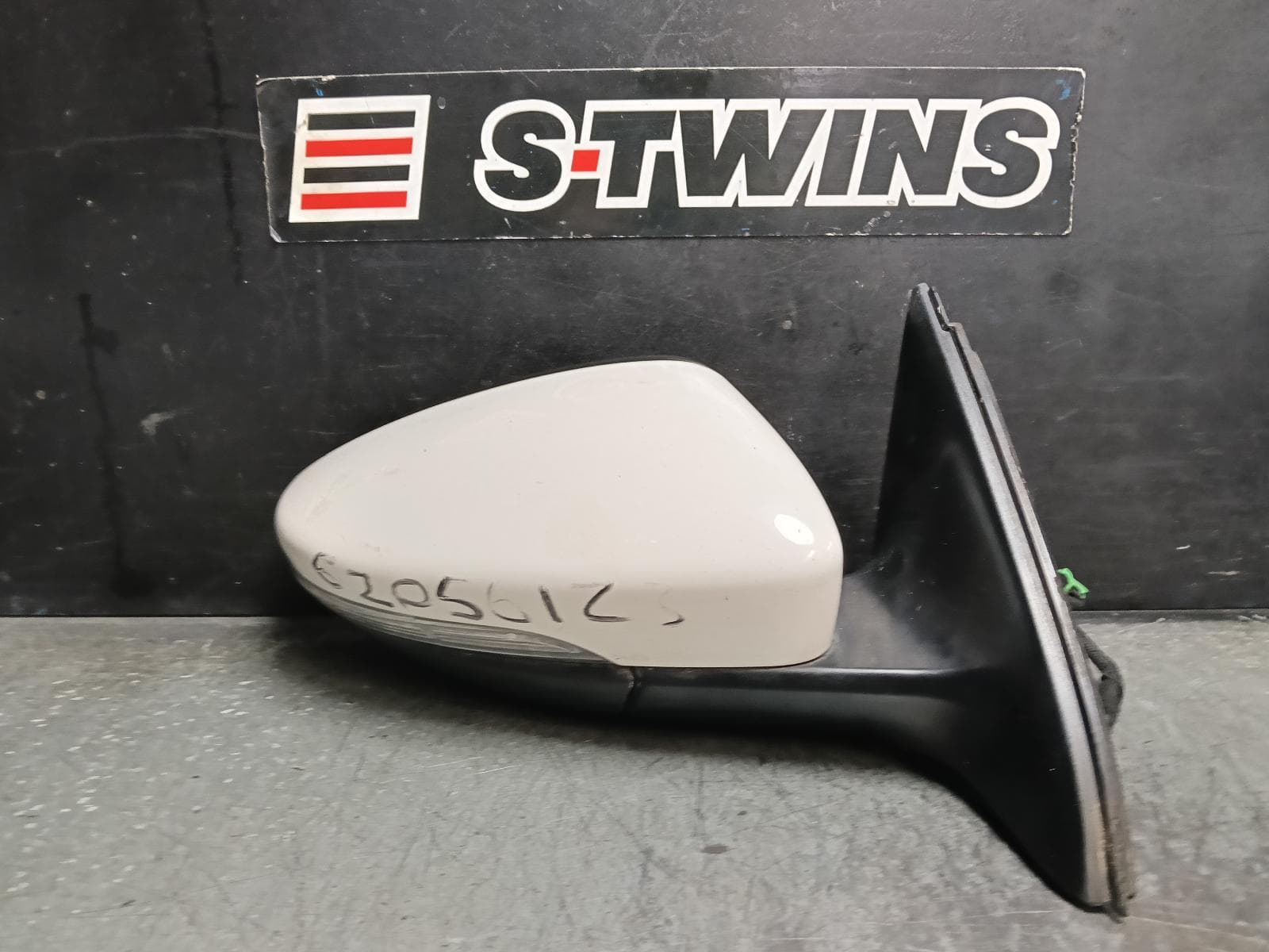 Used auto part listing image: 2011 VOLKSWAGEN JETTA RIGHT DOOR MIRROR 1B, MANUAL FOLDING, NON MEMORY TYPE (6XN CODE), 02/11-12/17 0000413030