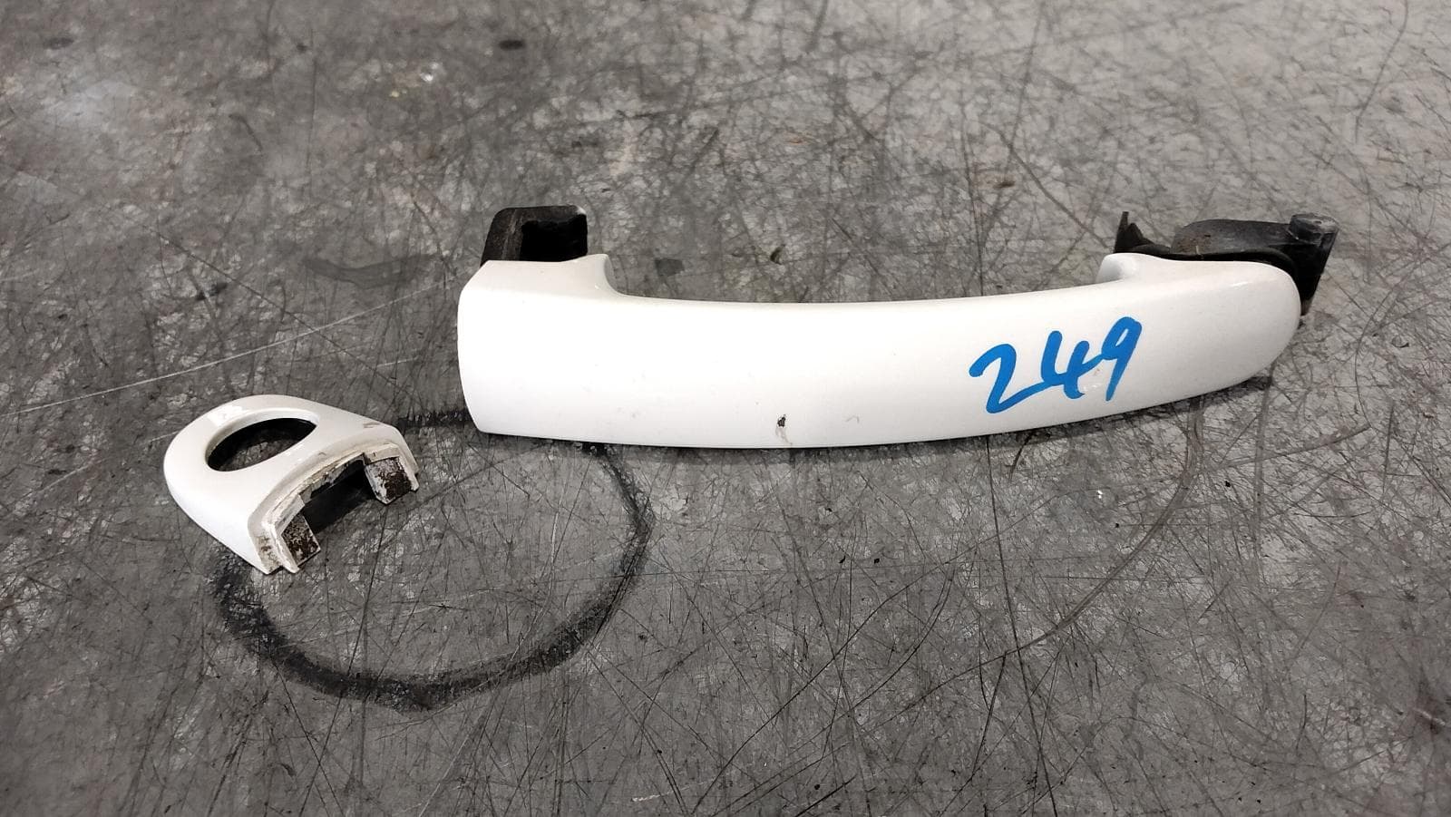 Used auto part listing image: 2011 VOLKSWAGEN JETTA DOOR HANDLE 1B, RH FRONT, OUTER, 02/11- 0000407040