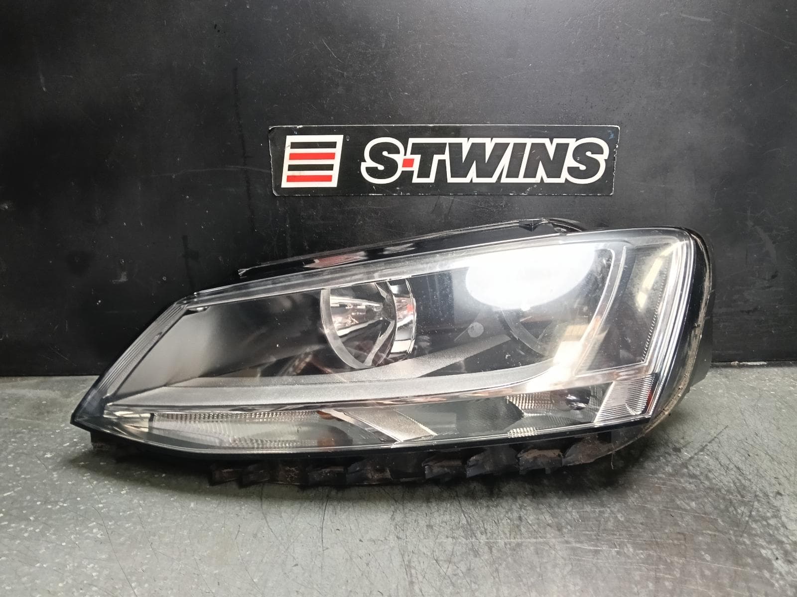 Used auto part listing image: 2011 VOLKSWAGEN JETTA LEFT HEADLAMP 1B, HALOGEN, 02/11-12/17 0000413031