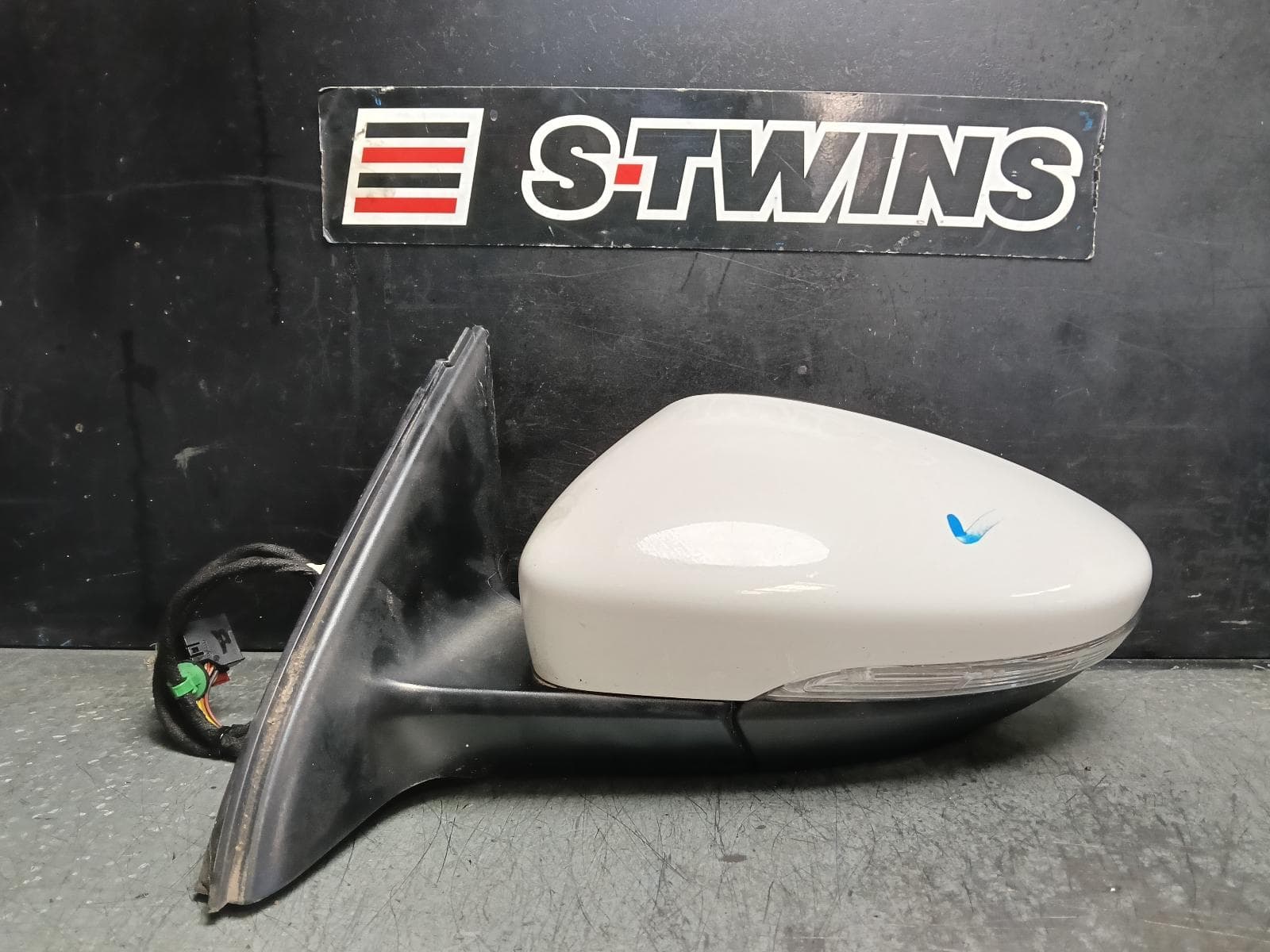 Used auto part listing image: 2011 VOLKSWAGEN JETTA LEFT DOOR MIRROR 1B, MANUAL FOLDING, NON MEMORY TYPE (6XN CODE), 02/11-12/17 0000413032