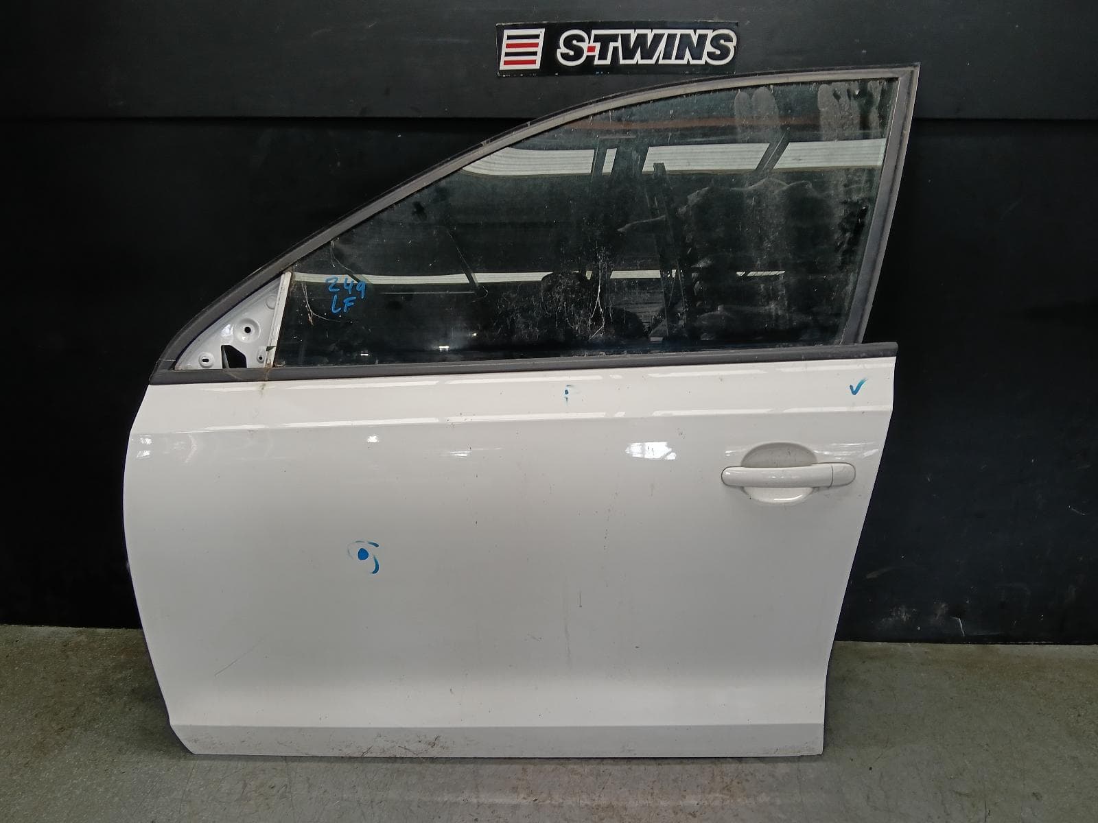 Used auto part listing image: 2011 VOLKSWAGEN JETTA LEFT FRONT DOOR 1B, 02/11-12/17 0000412834