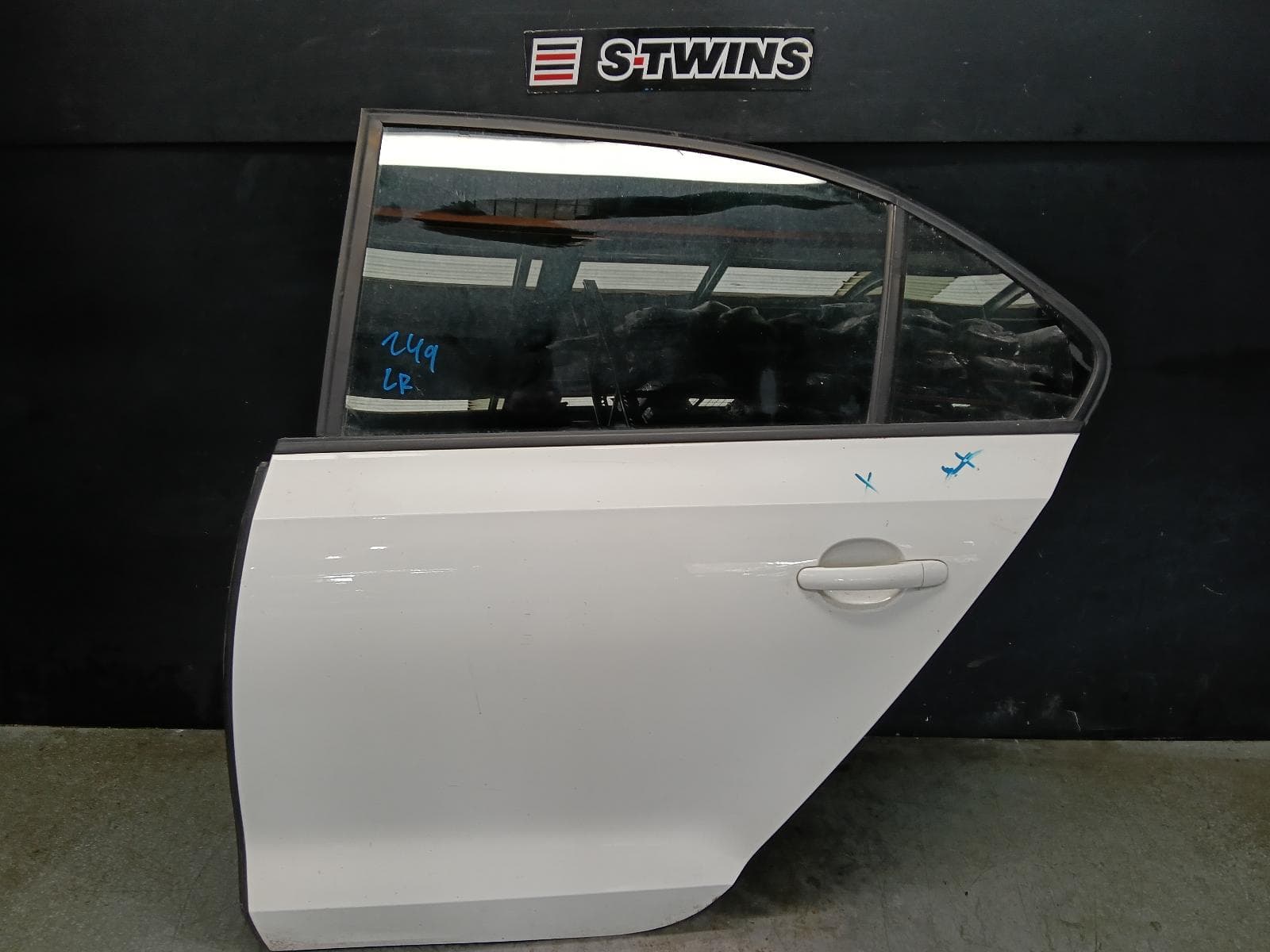 Used auto part listing image: 2011 VOLKSWAGEN JETTA LEFT REAR DOOR SLIDING 1B, 02/11-12/17 0000412835