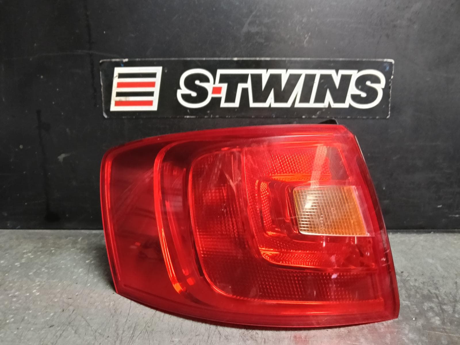 Used auto part listing image: 2011 VOLKSWAGEN JETTA LEFT TAILLIGHT 1B, IN BODY, W/ HALOGEN TYPE, 02/11-10/14 0000413033
