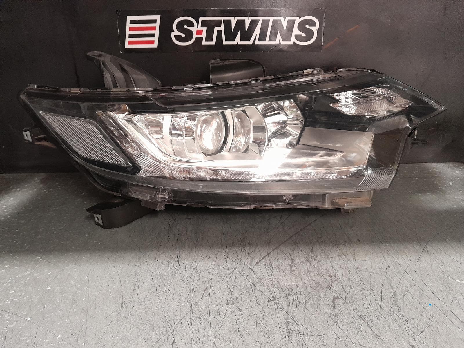 Used auto part listing image: 2017 MITSUBISHI OUTLANDER RIGHT HEADLAMP ZK, W/ LED, NON BLUE BULB TYPE, 01/15-03/18 0000371773