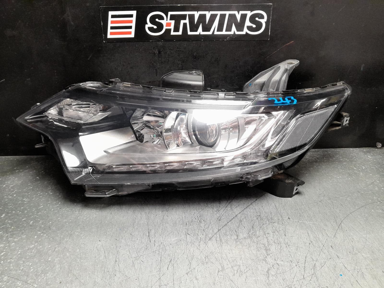 Used auto part listing image: 2017 MITSUBISHI OUTLANDER LEFT HEADLAMP ZK, W/ LED NON BLUE BULB TYPE, 01/15-03/18 0000371777