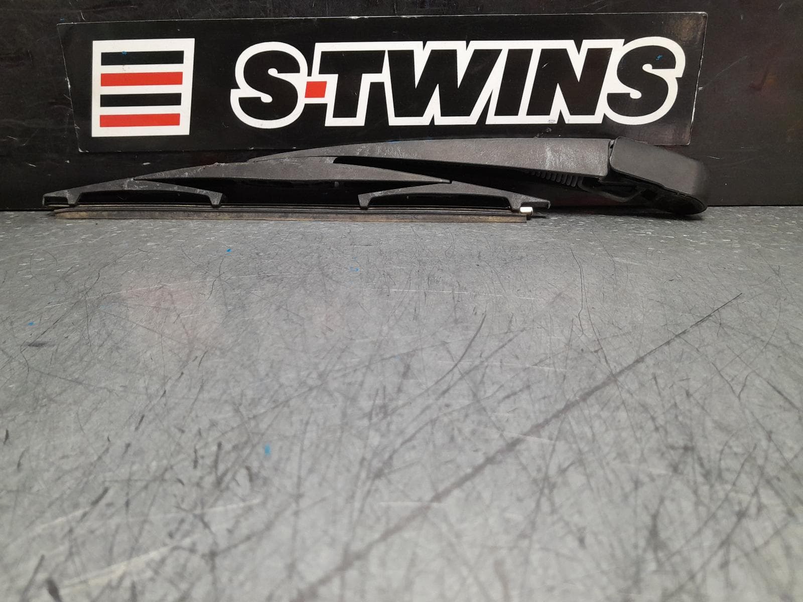Used auto part listing image: 2017 MITSUBISHI OUTLANDER WIPER ARM TAILGATE, ZJ-ZL, 10/12-07/21 0000371788