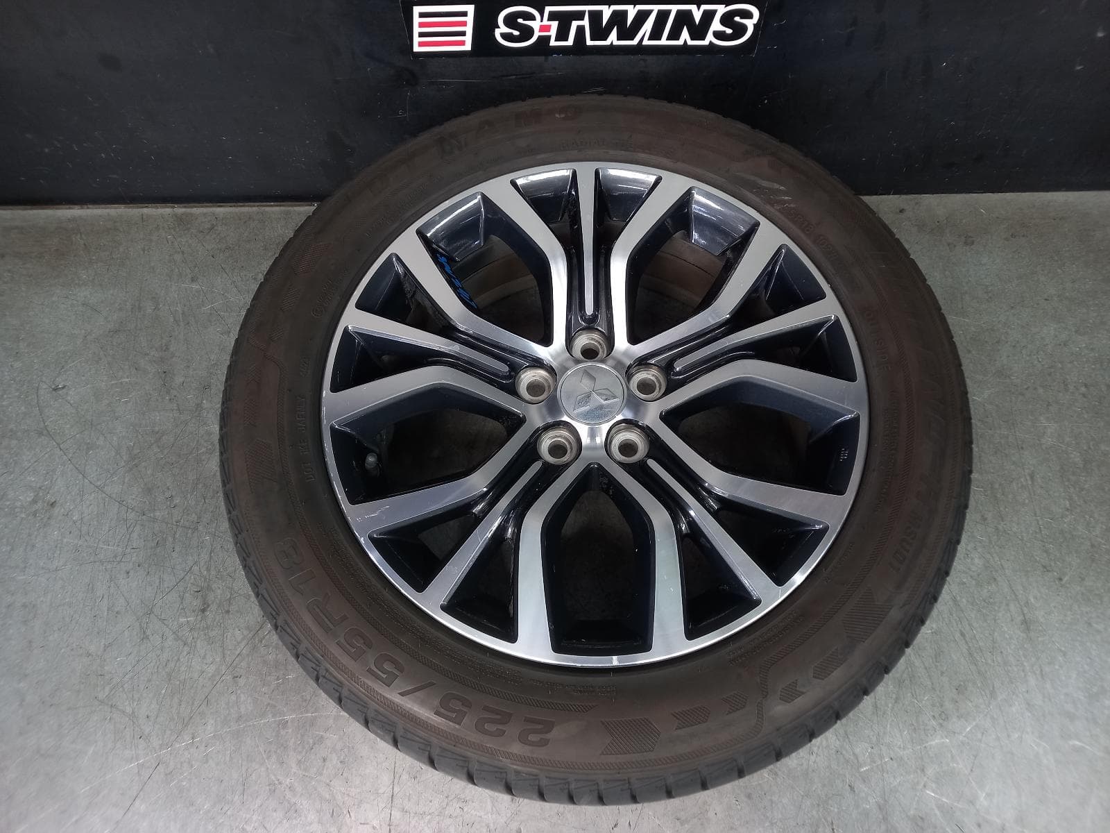 Used auto part listing image: 2017 MITSUBISHI OUTLANDER WHEEL MAG FACTORY, 18X7IN, W/ DARK ACCENTS, ZK, 01/15-03/18 0000371596