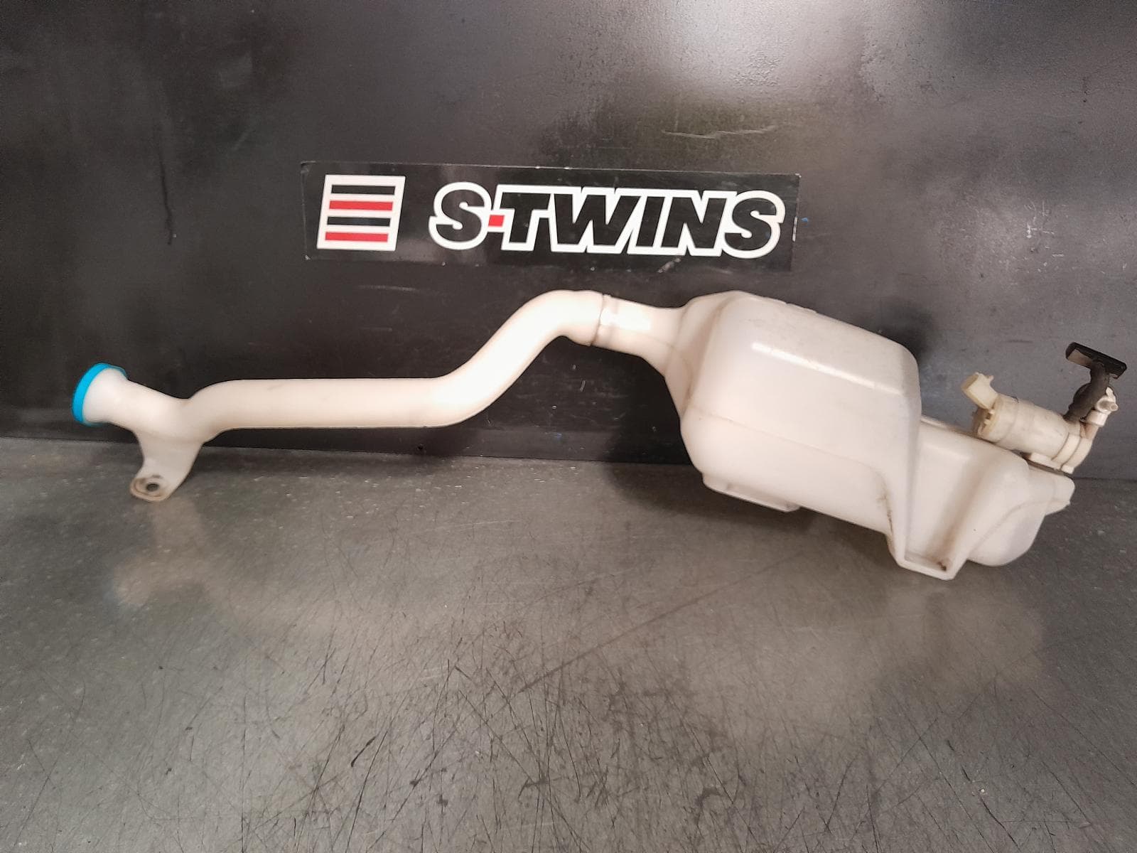 Used auto part listing image: 2014 HONDA ODYSSEY WASHER BOTTLE RC1, 02/14-03/22 0000366474