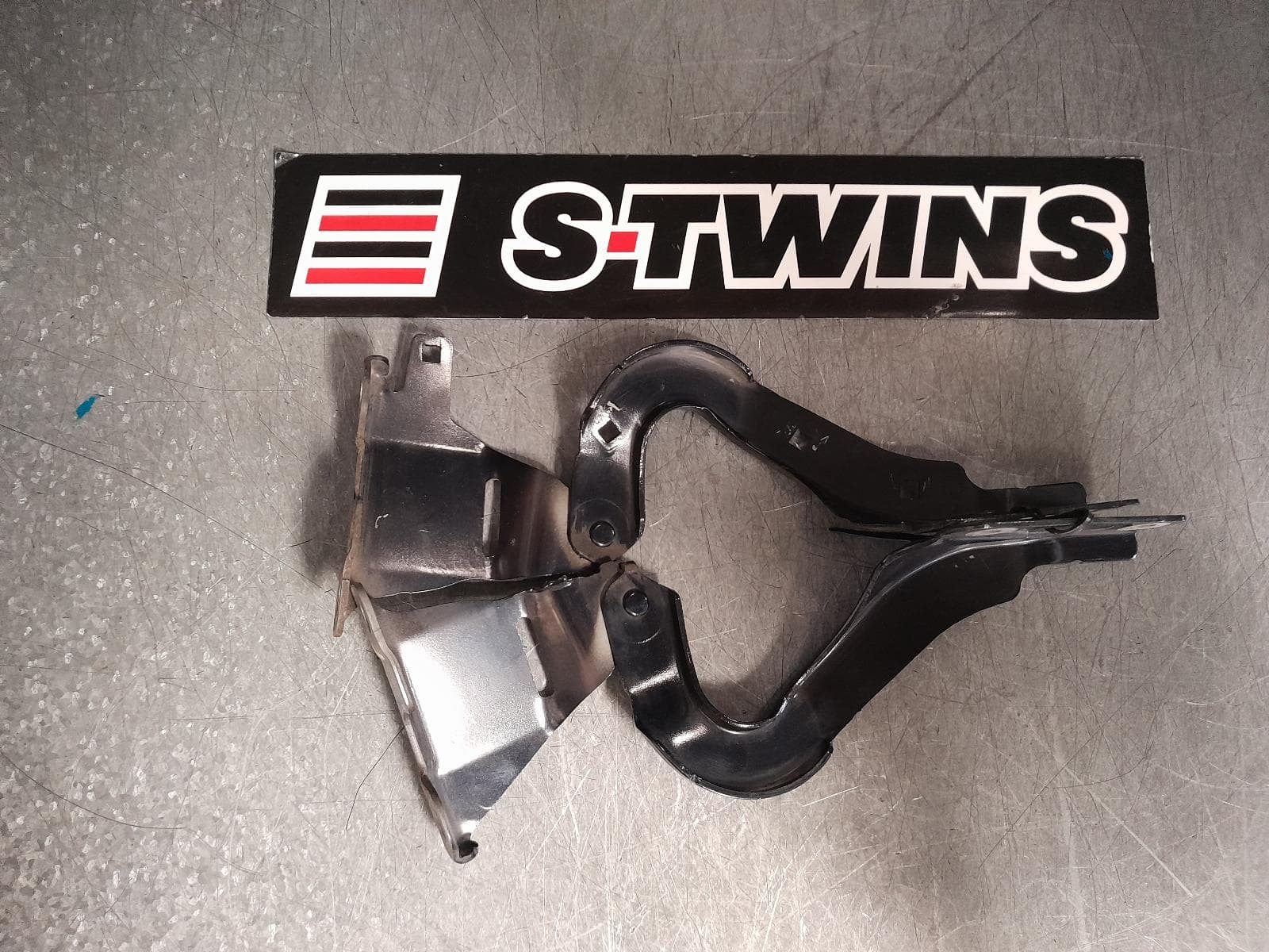 Used auto part listing image: 2014 HONDA ODYSSEY BONNET HINGE STRUT RC1, 02/14-03/22 0000366485