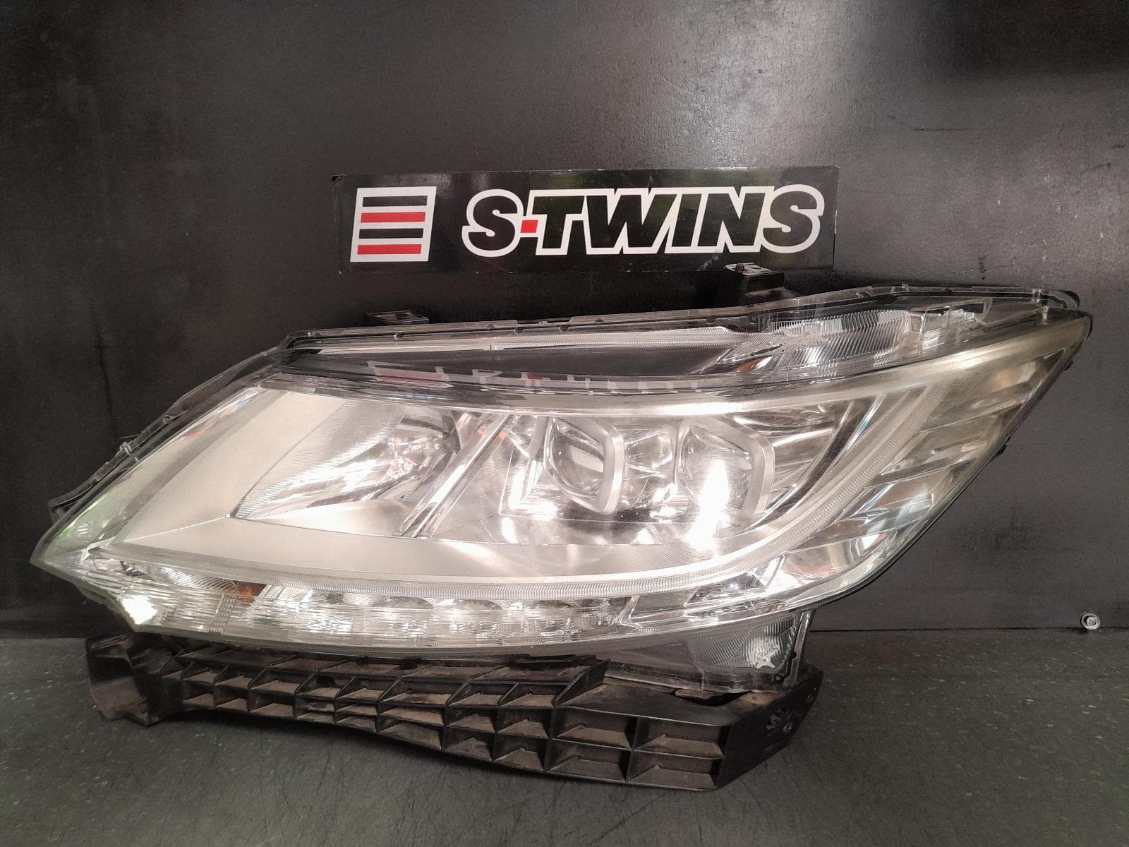 Used auto part listing image: 2014 HONDA ODYSSEY LEFT HEADLAMP RC1, LED TYPE, 02/14-12/20 0000366493