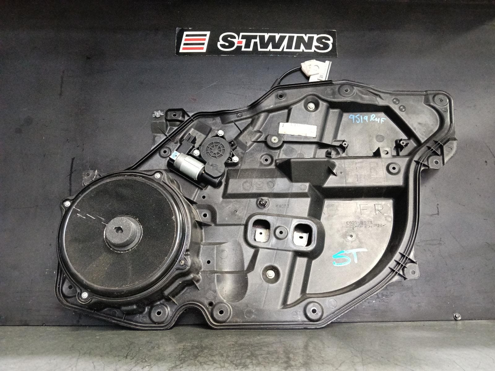 Used auto part listing image: 2008 MAZDA CX7 RIGHT FRONT WINDOW REG MOTOR ER, DOOR REG ASSY (REG AND MOTOR), 11/06-02/12 0000394072