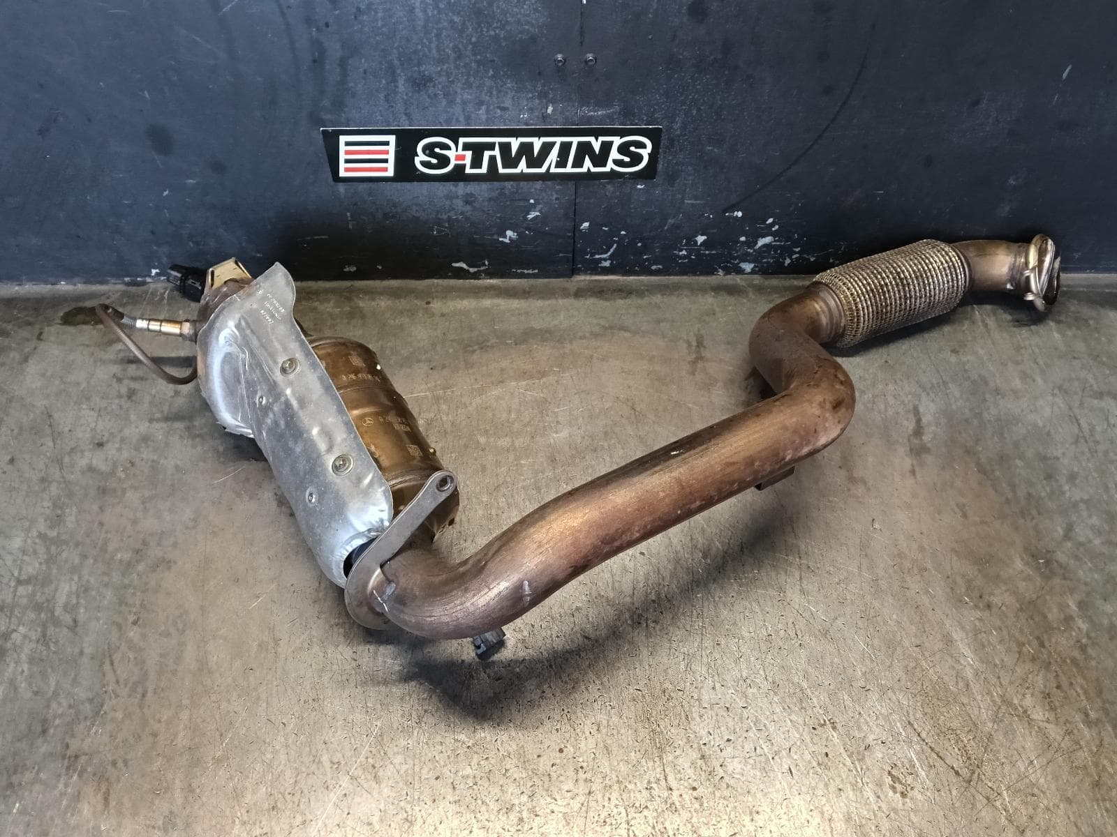 Used auto part listing image: 2014 MERCEDES A CLASS CATALYTIC CONVERTER DOWNPIPE-CAT TYPE, PETROL, 2.0, TURBO, 270.920 CODE, A250 SPORT, FWD, W176, 09/12-03/18 0000377989