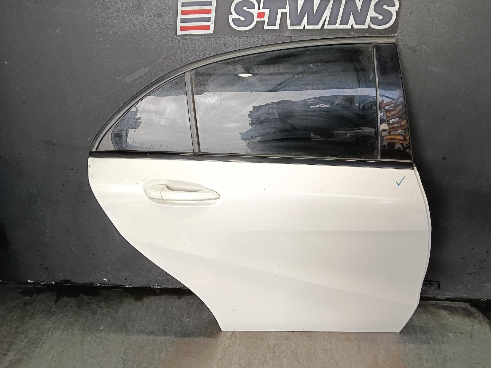 Used auto part listing image: 2014 MERCEDES A CLASS RIGHT REAR DOOR SLIDING W176, 09/12-03/18 0000377717