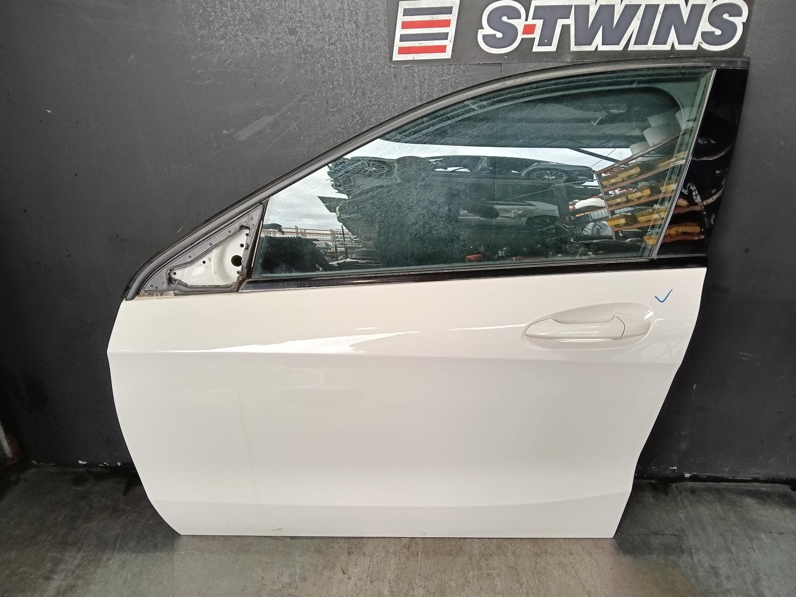 Used auto part listing image: 2014 MERCEDES A CLASS LEFT FRONT DOOR W176, 09/12-03/18 0000377715