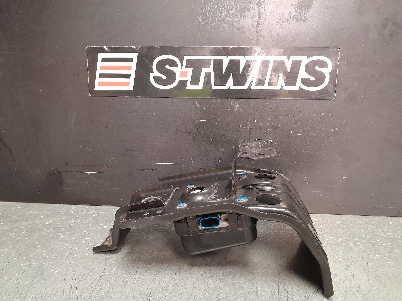 Used auto part listing image: 2018 MAZDA CX9 REVERSE CAMERA FRONT RADAR SENSOR (GRILLE MOUNTED), TC, 07/16-12/24 0000361746