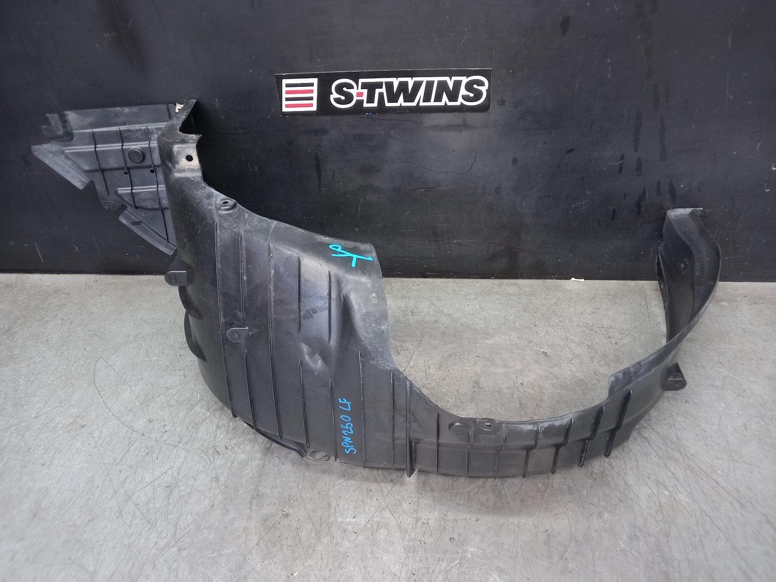 Used auto part listing image: 2018 SUZUKI SWIFT LEFT GUARD LINER AZ, 04/17-03/25 0000368651