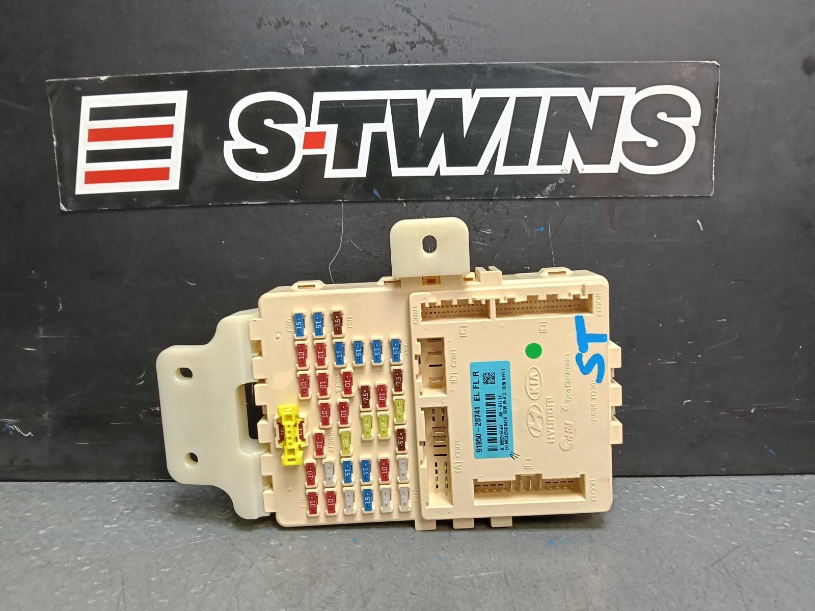 Used auto part listing image: 2014 HYUNDAI IX35 FUSE BOX UNDER DASH, LM SERIES, 11/09-01/16 0000384006