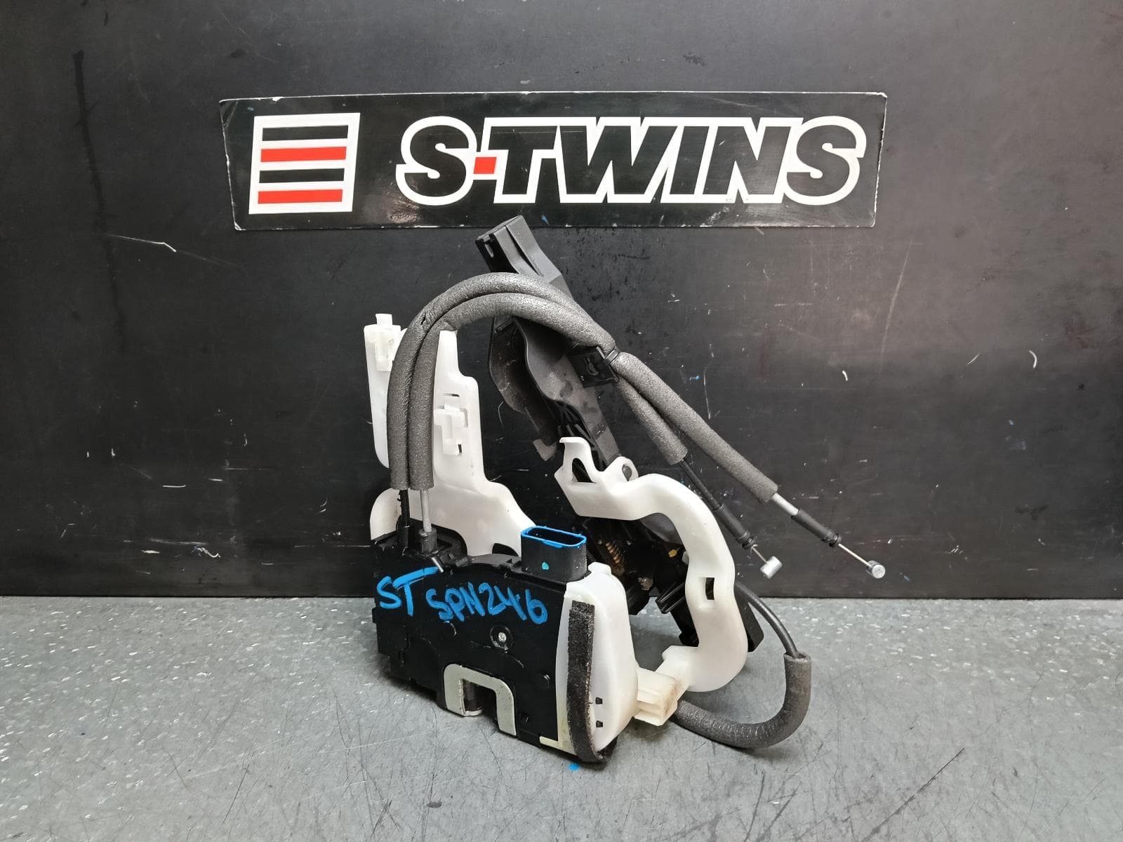 Used auto part listing image: 2014 HYUNDAI IX35 DOOR BOOT GATE LOCK RIGHT FRONT DOOR LOCK, LM SERIES, SLOVAKIAN BUILT (VIN TMAJ), 10/12-01/16 0000384015