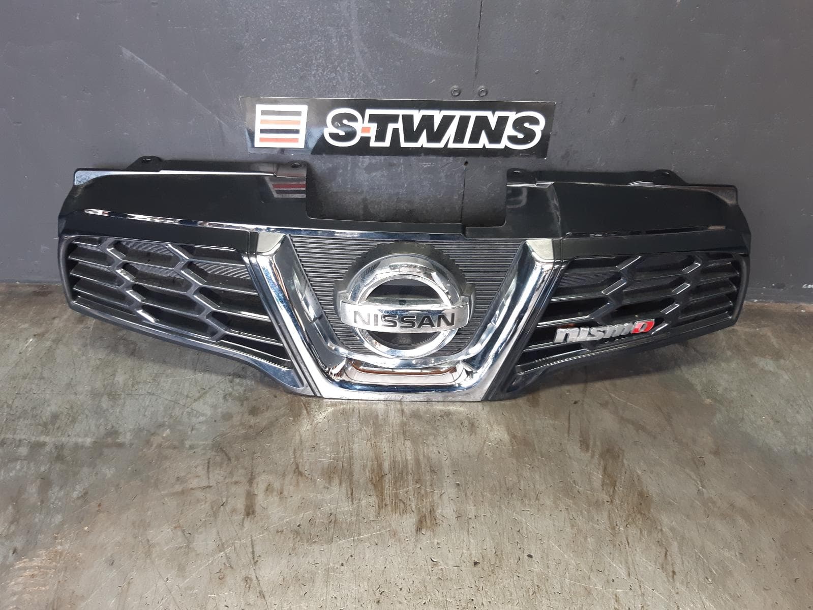 Used auto part listing image: 2011 NISSAN DUALIS GRILLE RADIATOR GRILLE, J10, NON CAMERA TYPE, 04/10-05/14 0000362586