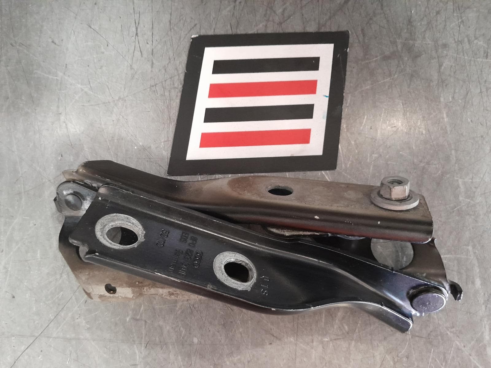 Used auto part listing image: 2013 AUDI A3 BONNET HINGE STRUT HINGES (PAIR), 8P, 3DR/5DR HATCH/CABRIO, 07/08-04/13 0000366182